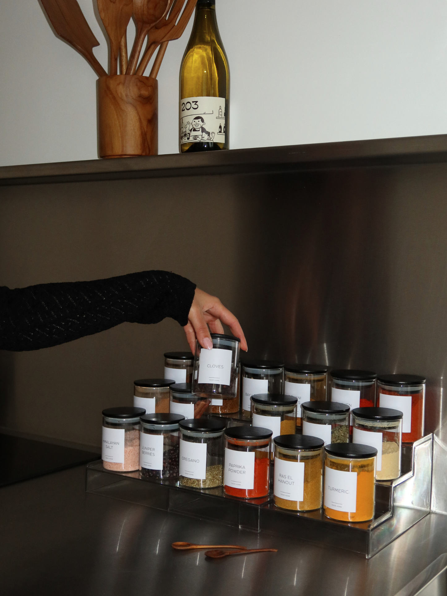 Rundes Glas-Gewürzglas mit luftdichtem schwarzem Bambusdeckel, gefertigt aus robustem Glas und entwickelt für eine saubere, übersichtliche und hygienische Aufbewahrung von Gewürzen. Dieses stilvolle Gewürzglas aus Glas passt perfekt in eine organisierte Küche und eignet sich ideal als Küchenorganizer für Gewürze, Kräuter und getrocknete Zutaten. Der schwarze Bambusdeckel sorgt für einen sicheren, luftdichten Verschluss, der die Frische und das Aroma der Gewürze länger bewahrt. Geeignet für den täglichen Geb