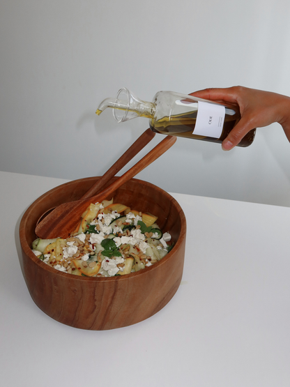 Handgefertigte braune Holz-Fruit-Schale zum eleganten Aufbewahren und Servieren von Obst, Snacks, Süßigkeiten oder Salaten in Küche oder Esszimmer, aus hochwertigem und langlebigem Holz mit einer tiefen, edlen Oberfläche, die die natürliche Holzmaserung hervorhebt, entworfen als großzügiges und funktionales Statement-Piece für moderne und klassische Innenräume, mit glatter polierter Oberfläche für einfache Reinigung und langanhaltende Nutzung, perfekt für stilvolle Tischpräsentation und Home-Organisation.