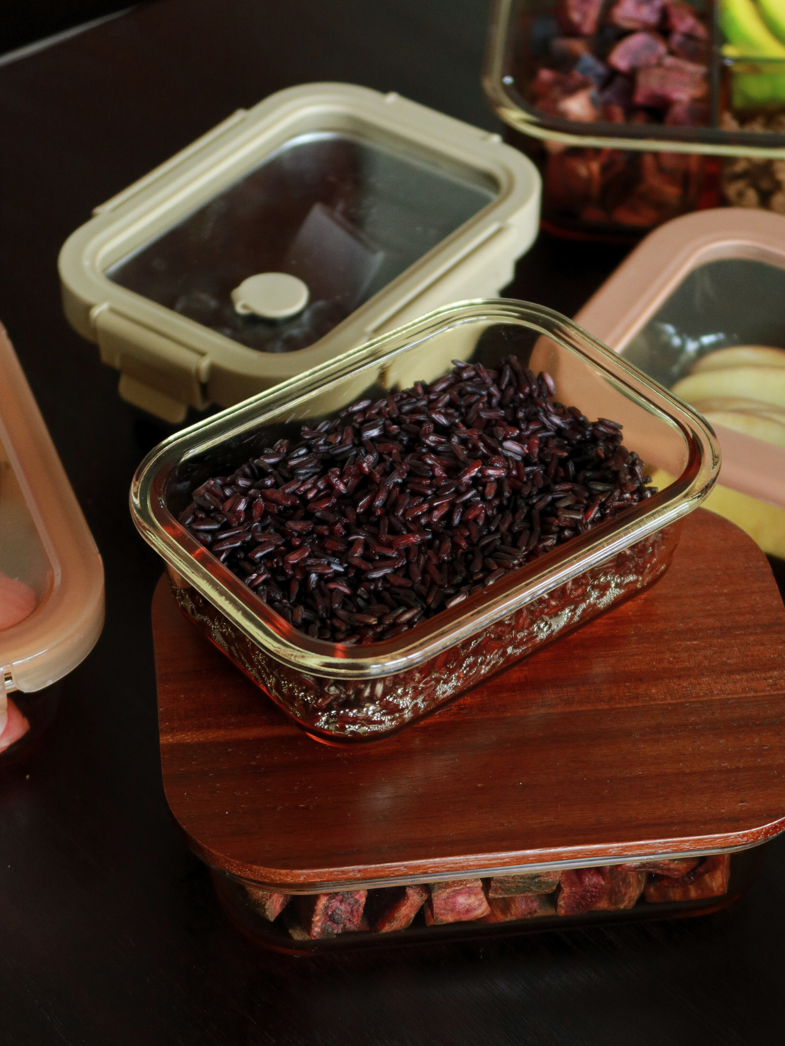 Stilvoll organisiert aufbewahren mit Tamar, gefertigt aus bernsteinfarbenem Glas und ergänzt durch einen Holzdeckel. Funktional und zugleich elegant, ideal für bewusstes Aufbewahren, Erwärmen und Organisieren. In drei Größen erhältlich, wobei die kleinste perfekt für Joghurt, Nüsse oder Snacks ist. Die Glasschale (ohne Deckel) ist ofenfest, sodass Speisen direkt erwärmt werden können. Ein passendes Gummiband sorgt für zusätzlichen Halt des Deckels.
Tamar ist frei von Toxinen, PFAS, BPA und Mikroplastik — fü