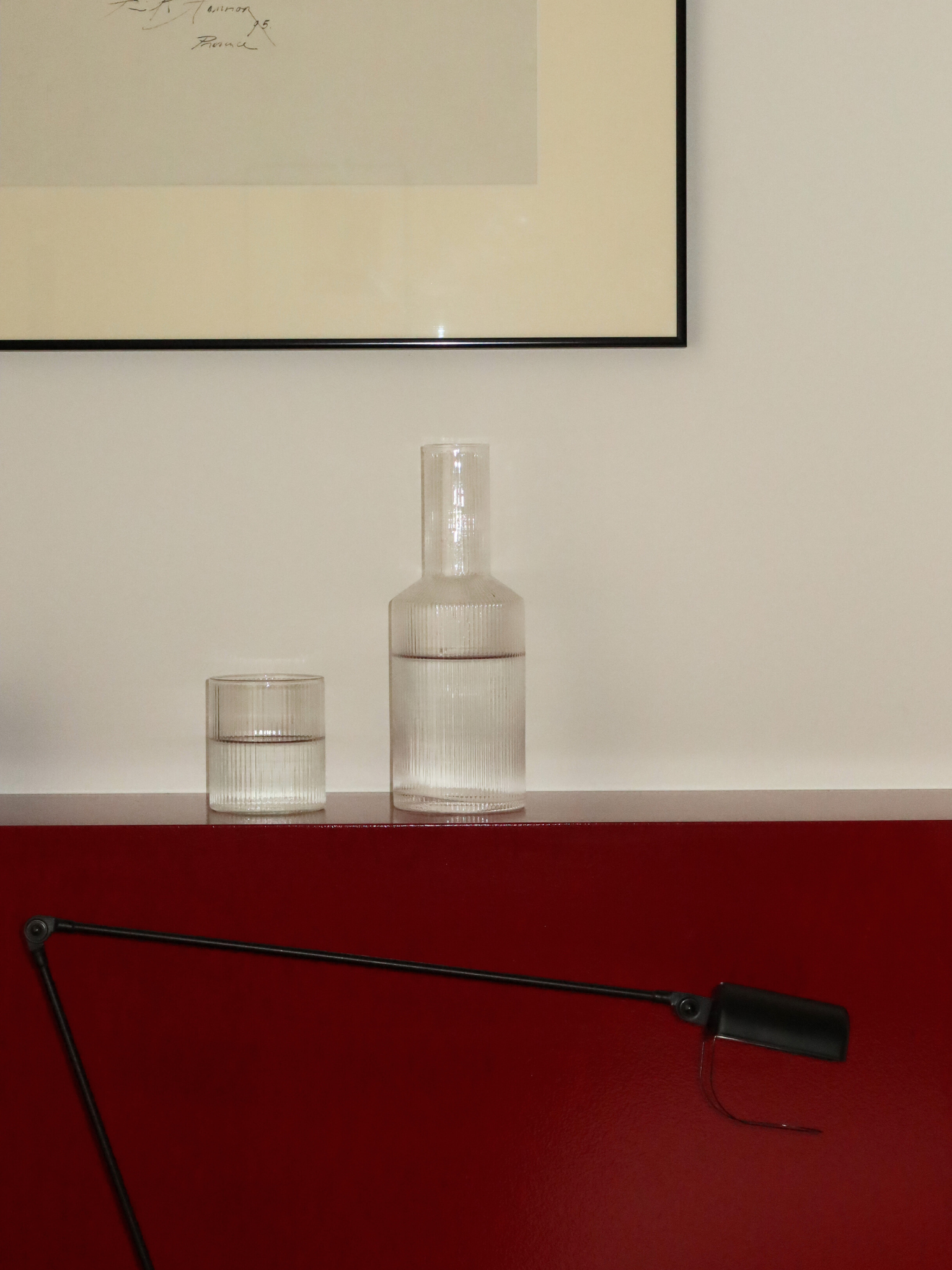 Kan Neko, une carafe à eau ou à jus élégante avec une subtile texture côtelée qui capte magnifiquement la lumière et l’ombre. Parfaite pour servir de l’eau, du jus ou d’autres boissons rafraîchissantes avec style. Fabriquée en verre borosilicaté clair et durable, résistant et thermorésistant, avec une forme pratique qui facilite le remplissage et le service. La structure côtelée apporte une touche unique et ludique sans dominer. Associez Neko à des verres assortis (vendus séparément) pour un ensemble comple