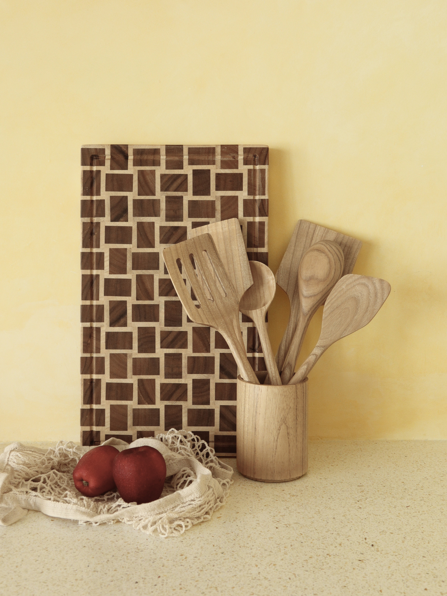 Non-toxic Küchenutensilien-Set Zoya aus hochwertigem braunem Holz für eine ruhige und organisierte Küche, bestehend aus handgefertigten, langlebigen Spateln und Löffeln für den täglichen Gebrauch, frei von schädlichen Stoffen wie BPA und PFAS und eine sichere Alternative zu Plastikgeschirr, das bei Hitze Toxine freisetzen kann, perfekt für umweltfreundliches Kochen mit natürlicher und eleganter Ästhetik, ohne Halter geliefert, aber kompatibel mit einem separat erhältlichen passenden Utensilienhalter.