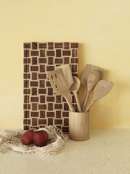 Non-toxic Küchenutensilien-Set Zoya aus hochwertigem braunem Holz für eine ruhige und organisierte Küche, bestehend aus handgefertigten, langlebigen Spateln und Löffeln für den täglichen Gebrauch, frei von schädlichen Stoffen wie BPA und PFAS und eine sichere Alternative zu Plastikgeschirr, das bei Hitze Toxine freisetzen kann, perfekt für umweltfreundliches Kochen mit natürlicher und eleganter Ästhetik, ohne Halter geliefert, aber kompatibel mit einem separat erhältlichen passenden Utensilienhalter.