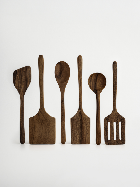 Set d'ustensiles de cuisine en bois Zoya fabriqué à la main, composé de six cuillères et spatules en bois naturel, idéal pour mélanger, remuer, retourner, servir et cuisiner au quotidien. Fabriqué en bois durable certifié SVLK provenant d'Indonésie, cet ensemble est compatible avec un usage alimentaire, non toxique et constitue un excellent choix pour une cuisine durable, sans plastique. Son design intemporel s'intègre parfaitement aux cuisines modernes, scandinaves, rustiques et de style campagne tout en g