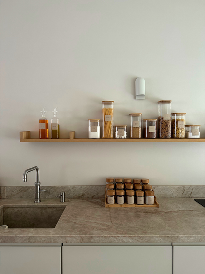 Set de deux distributeurs transparents pour huile et vinaigre Vivi, des bouteilles en verre élégantes conçues pour l’huile, le vinaigre et autres condiments liquides. Leur design transparent permet d’identifier facilement le contenu tout en apportant une touche épurée et minimaliste à la cuisine ou à la table. Idéal pour l’huile d’olive, le vinaigre balsamique, les vinaigrettes et les sauces, aussi bien pour cuisiner que pour servir. Les étiquettes assorties « Oil » et « Vinegar » sont disponibles séparémen