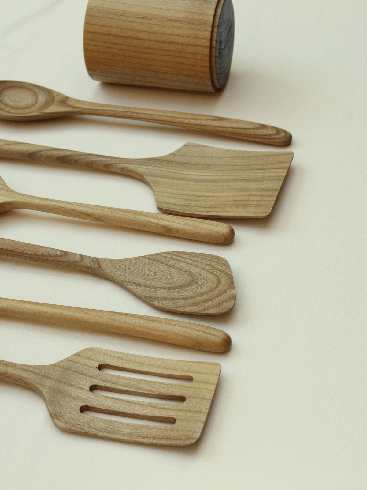 Set d’ustensiles de cuisine non toxiques en bois brun de haute qualité, composé de spatules et de cuillères fabriquées à la main avec soin pour une cuisine calme et organisée. Ces ustensiles en bois durables sont conçus pour un usage quotidien. Sans BPA ni PFAS, ils offrent une alternative naturelle aux ustensiles de cuisine en plastique. Leur design intemporel allie fonctionnalité et élégance naturelle. Livré sans support, mais compatible avec le support en bois disponible séparément.
