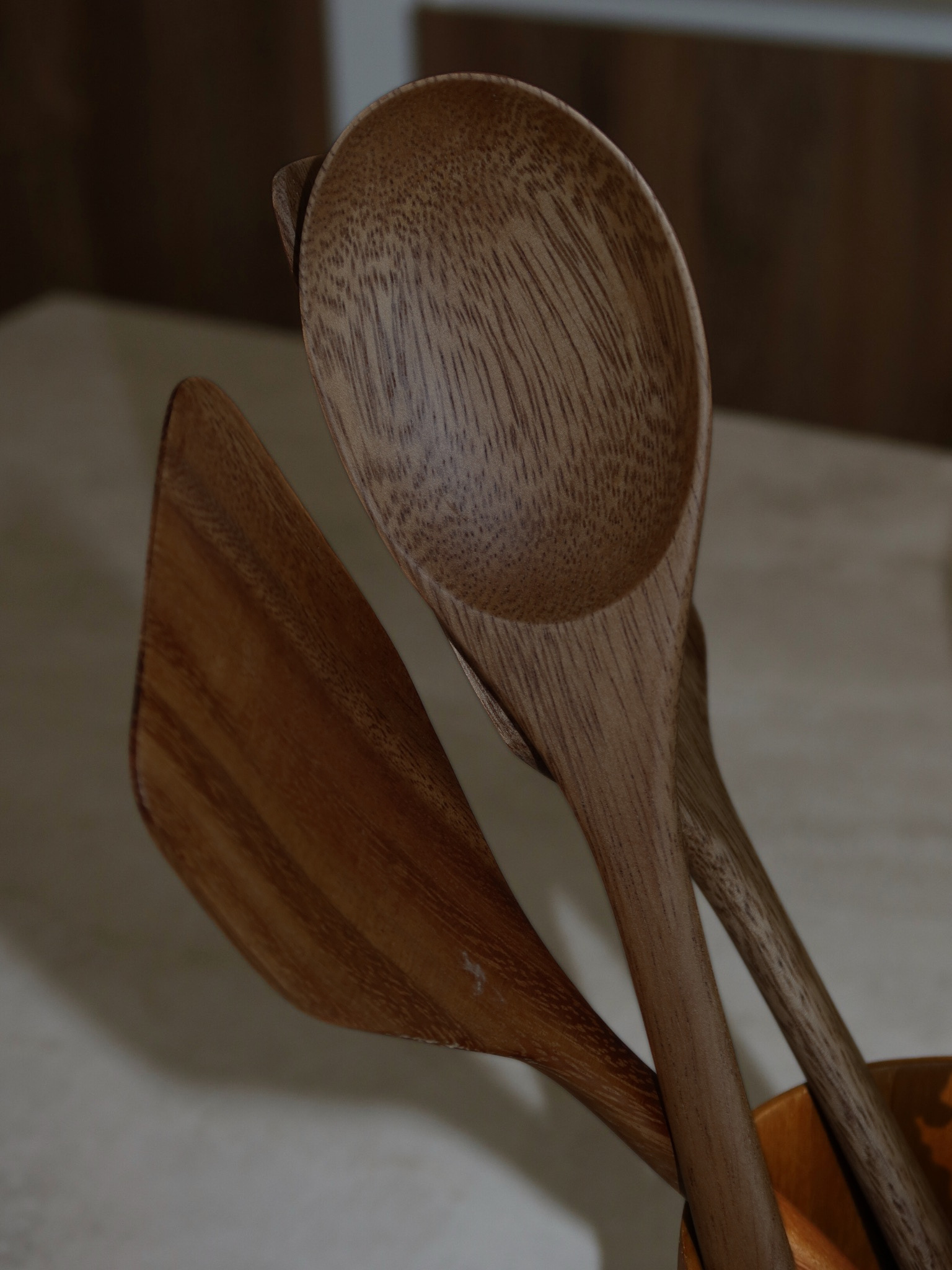 Set d'ustensiles de cuisine en bois Zoya fabriqué à la main, composé de six cuillères et spatules en bois naturel, idéal pour mélanger, remuer, retourner, servir et cuisiner au quotidien. Fabriqué en bois durable certifié SVLK provenant d'Indonésie, cet ensemble est compatible avec un usage alimentaire, non toxique et constitue un excellent choix pour une cuisine durable, sans plastique. Son design intemporel s'intègre parfaitement aux cuisines modernes, scandinaves, rustiques et de style campagne tout en g