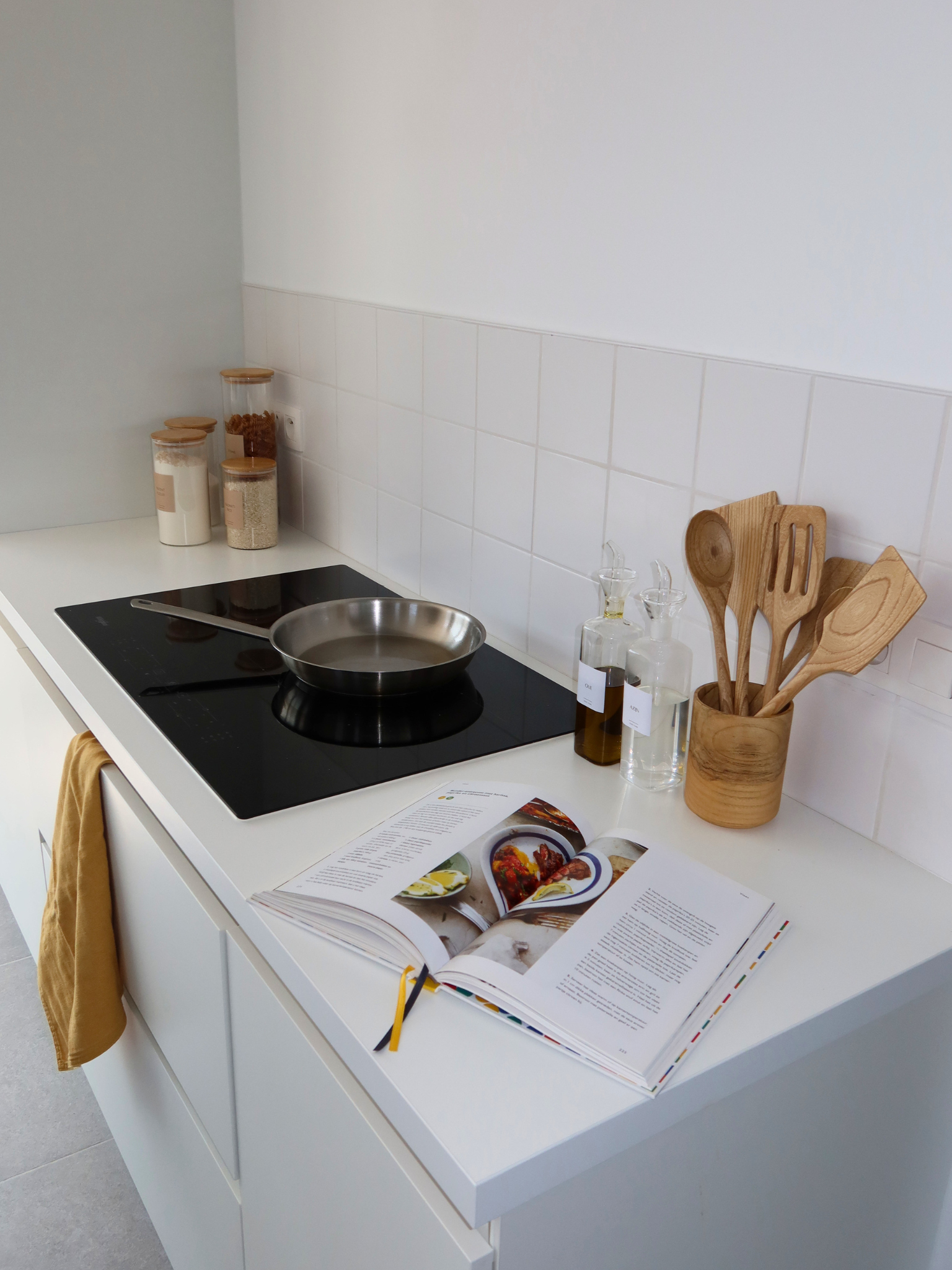 Set d’ustensiles de cuisine non toxiques Zoya en bois brun de haute qualité pour une cuisine calme et organisée, composé de spatules et cuillères durables faites à la main et conçues pour un usage quotidien, sans BPA ni PFAS et alternative sûre aux ustensiles en plastique pouvant libérer des toxines sous l’effet de la chaleur, parfait pour une cuisine écologique avec une esthétique naturelle et élégante, livré sans support mais compatible avec un porte-ustensiles assorti vendu séparément.