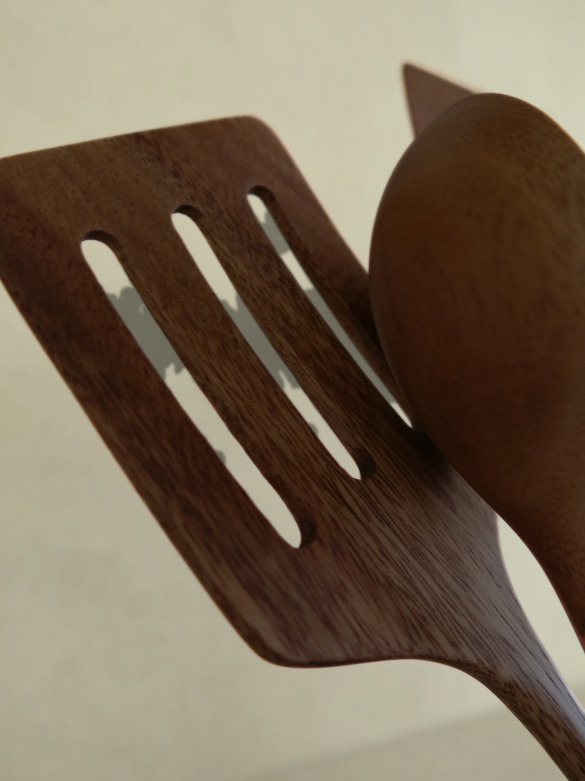 Set d’ustensiles de cuisine en bois fabriqué à la main dans une teinte brun foncé profonde, composé de six cuillères et spatules pour cuisiner, mélanger, remuer, retourner et servir au quotidien. Fabriqué en bois durable certifié SVLK provenant d’Indonésie et adapté au contact alimentaire. Un choix naturel, non toxique et sans plastique pour une cuisine plus responsable. Son design intemporel s’intègre parfaitement aux cuisines modernes, scandinaves, rustiques et de style campagne.
