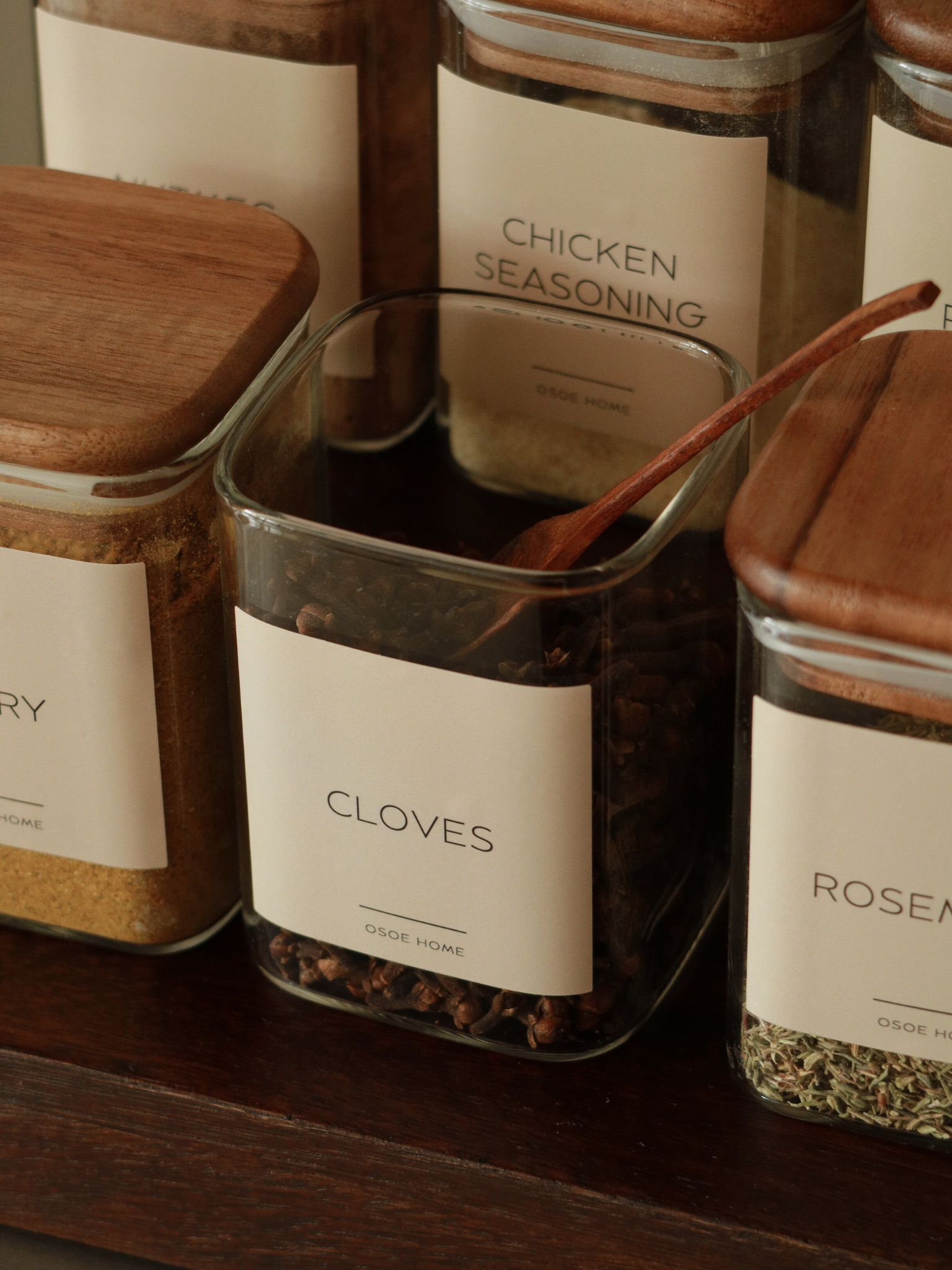 Small wooden spice spoon made from natural wood – the perfect addition to your spice jars. This compact wooden measuring spoon fits easily into spice jars with or without labels and allows for clean, precise scooping.
As an eco-friendly wooden kitchen utensil, it combines functionality with natural aesthetics. Whether used as an accessory for spice jars, a practical kitchen organization tool, or a helper for your home organizing routine, this wooden spice spoon keeps your kitchen tidy and efficient.