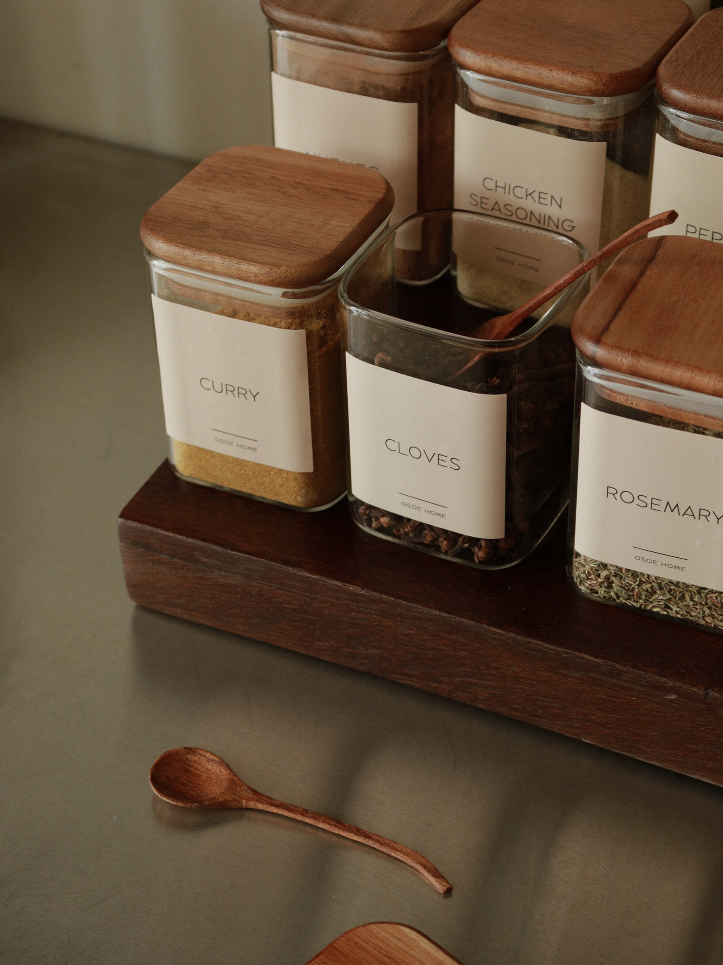Small wooden spice spoon made from natural wood – the perfect addition to your spice jars. This compact wooden measuring spoon fits easily into spice jars with or without labels and allows for clean, precise scooping.
As an eco-friendly wooden kitchen utensil, it combines functionality with natural aesthetics. Whether used as an accessory for spice jars, a practical kitchen organization tool, or a helper for your home organizing routine, this wooden spice spoon keeps your kitchen tidy and efficient.