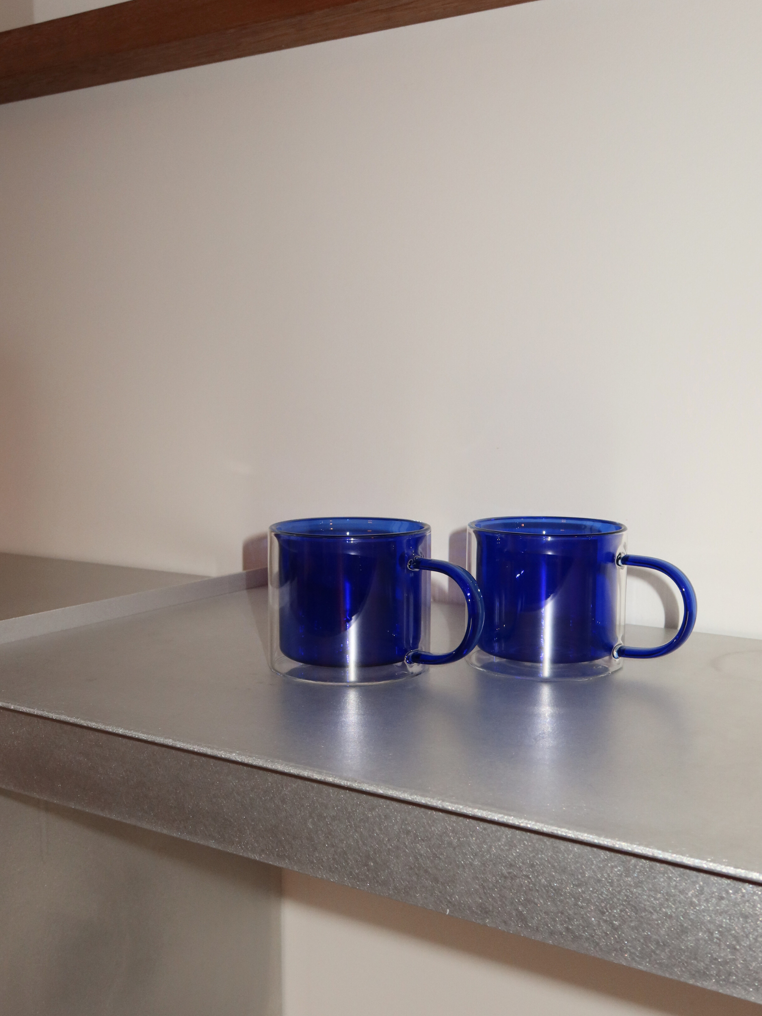 Say goodbye to standard mugs and discover the Soo-ah Glass, featuring a rich, striking blue color that adds style and atmosphere to your table without overdoing it. The timeless double-walled design is made from durable, heat-resistant borosilicate glass — perfect for hot drinks without the glass becoming too hot to hold. Strong and long-lasting, practical and aesthetic. Sold individually, ideal for choosing just one or collecting a complete set.