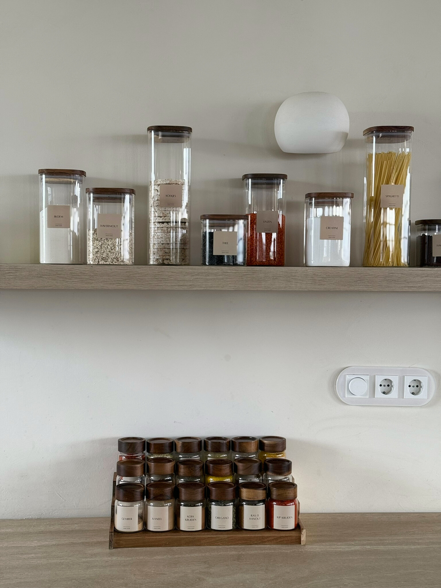 Kruidenpotjes met strooideksel. Kruidenpotjes vierkant rond. Kruidenrek. Kruidenpotjes glas. Deksel hout bamboe acacia. Kruidenpotjes met stickers labels etiketten. Kruidenpotje glazen. Kruiden bewaren. Kruiden organizer. Kruiden organizer lade. Kruiden organiseren. Kruiden organizer uitschuifbaar. Set. Schroefdeksel. Kruidenpotje zwart. Luchtdicht. Keuken organiseren. Kruidenpotje Temu. Spice jar. Spice jars with labels. Brown jar. Bamboo spice jar. Spice jar wood. Pot à épices en bois. Gewürzdose Holz.