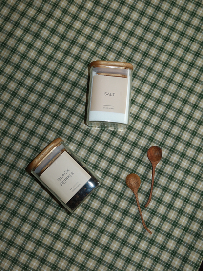 Keep your herbs neat and organized with the Kai spice jar. Thanks to its clever square design, you can instantly keep track of your spices, making cooking faster and easier. The transparent glass container is made of durable glass and features a square acacia wood lid with a rubber seal that keeps your herbs fresh for a long time. Timeless, practical, and designed to give your kitchen a fresh, stylish look.