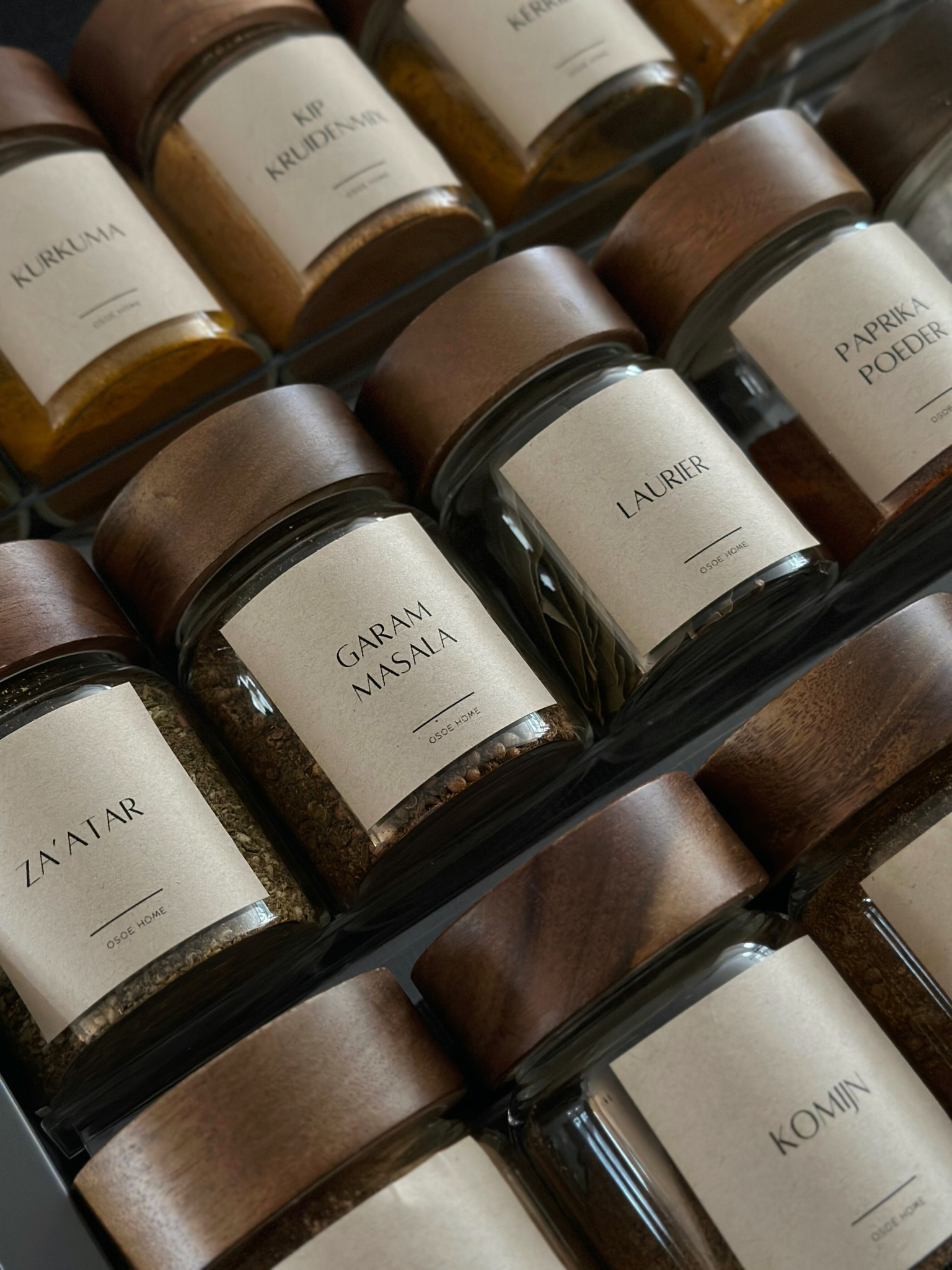 Kruidenpotjes met strooideksel. Kruidenpotjes vierkant rond. Kruidenrek. Kruidenpotjes glas. Deksel hout bamboe acacia. Kruidenpotjes met stickers labels etiketten. Kruidenpotje glazen. Kruiden bewaren. Kruiden organizer. Kruiden organizer lade. Kruiden organiseren. Kruiden organizer uitschuifbaar. Set. Schroefdeksel. Kruidenpotje zwart. Luchtdicht. Keuken organiseren. Kruidenpotje Temu. Spice jar. Spice jars with labels. Brown jar. Bamboo spice jar. Spice jar wood. Pot à épices en bois. Gewürzdose Holz.
