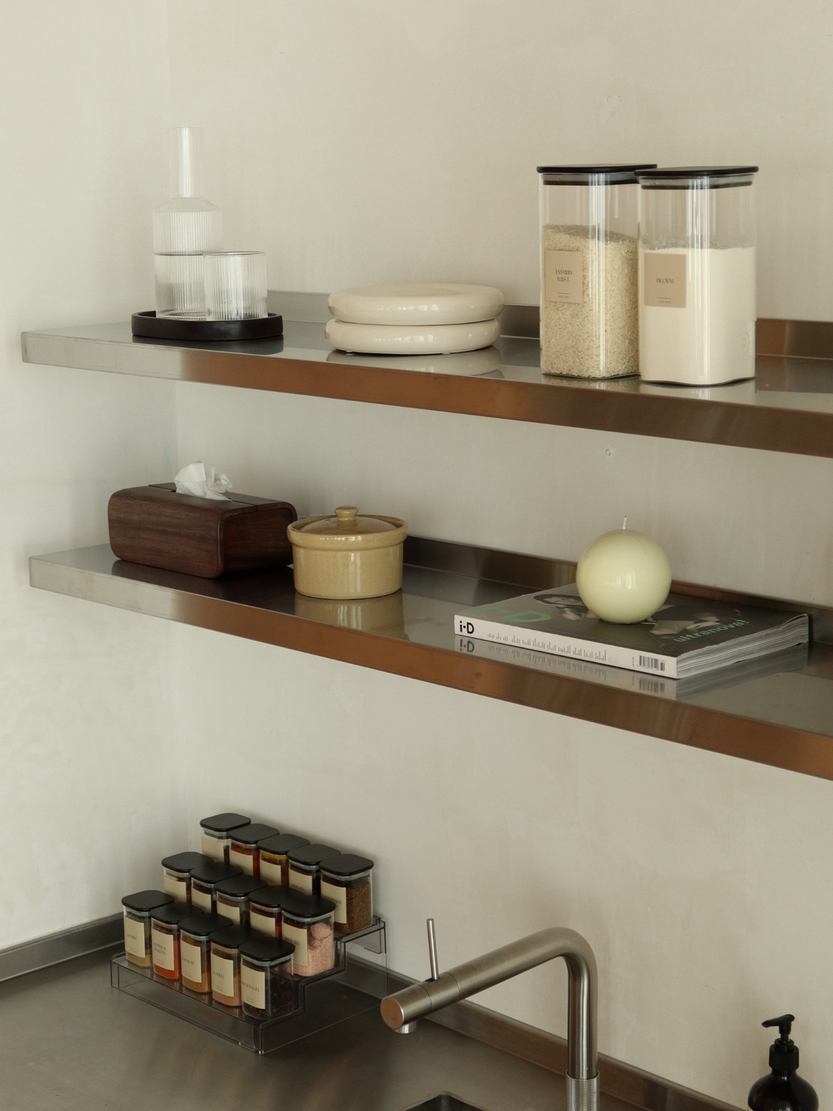 Square glass spice jar with an airtight black bamboo lid for stylish and organised storage of herbs and spices. The clear glass and natural bamboo lid combine practical storage with a calm, modern look. Ideal for spice racks, kitchen cupboards and spice drawers, and perfect to pair with labels for a beautifully organised kitchen. A practical spice organiser for neatly storing and arranging your herbs and spices while keeping every jar clearly visible and easy to reach.
