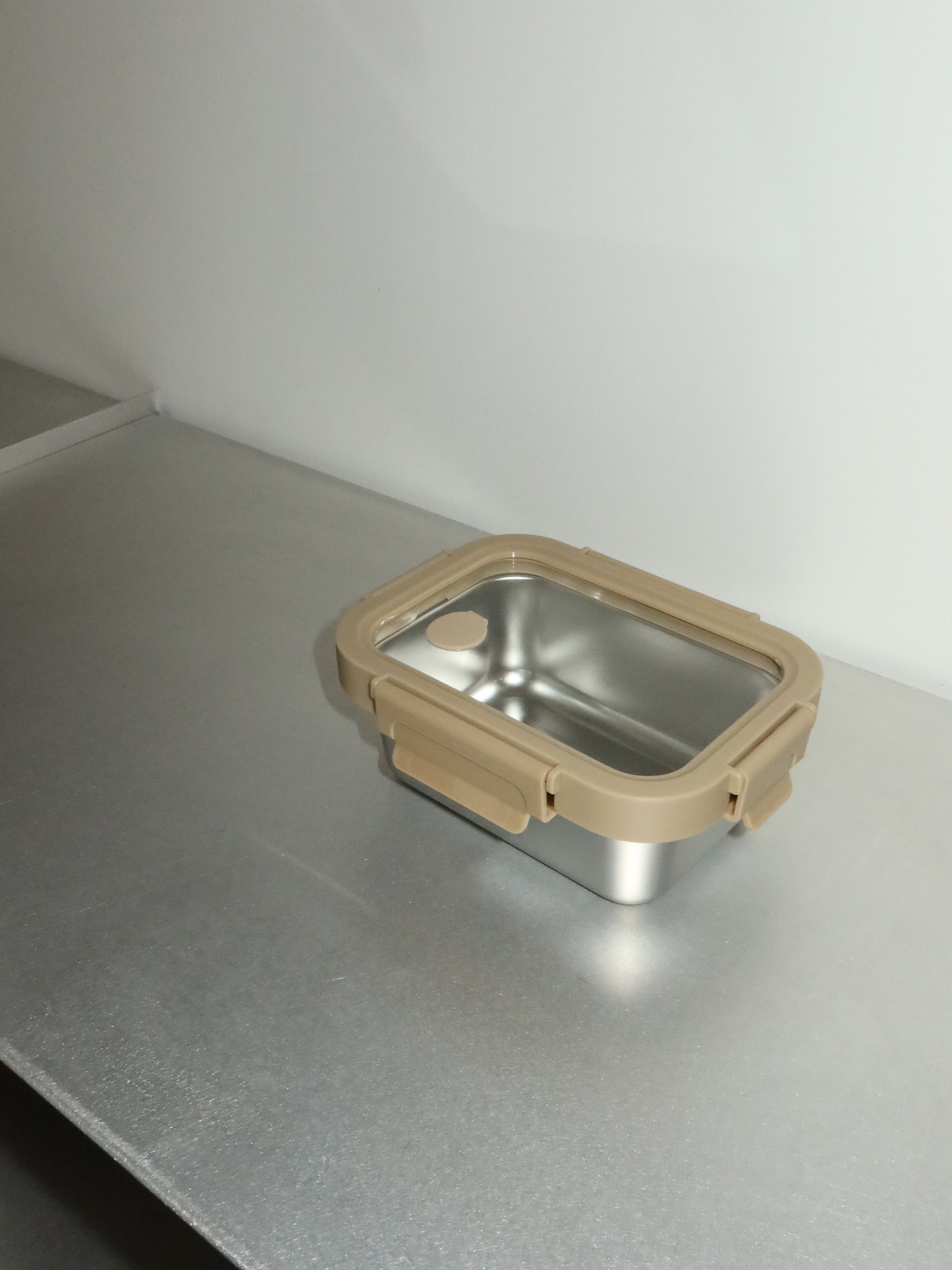 Lightweight, leak-proof and food-safe, Bento is a practical yet elegant stainless steel container with a transparent plastic lid, removable divider and refined beige details. Secure clips ensure tight closure for meal prep, leftovers or dry ingredients. Non-toxic, BPA-free and durable, Bento combines simplicity with functionality. Its soft tones and clear lid bring calm and style to any kitchen, pantry or lunch bag.