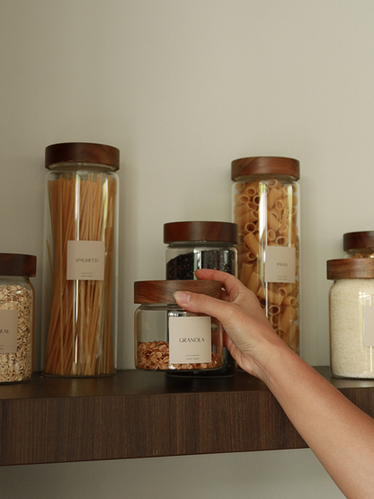 Extra stevigheid en functionaliteit met Voorraadpot Nara, een elegante en extra robuuste glazen pot met acaciahouten schroefdeksel. Het tijdloze, minimalistische ontwerp past moeiteloos in elke keukenstijl, terwijl de natuurlijke materialen zorgen voor een strakke en luxe uitstraling. Gemaakt van dik, duurzaam transparant glas en voorzien van een 100% luchtdichte schroefdeksel, houdt deze pot pasta, rijst, koffie en andere droge ingrediënten langdurig vers en veilig opgeborgen. Verkrijgbaar in meerdere mate