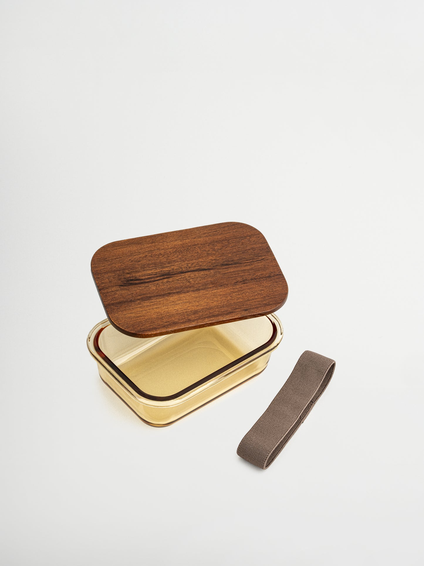 Conservez et organisez avec style grâce à Tamar, fabriqué en verre ambré et doté d’un couvercle en bois. Fonctionnel et élégant, parfait pour un stockage réfléchi, la préparation de repas et l’organisation de la cuisine. Disponible en trois tailles : la plus petite est idéale pour le yaourt, les noix ou les en-cas. Le bol en verre (sans couvercle) est compatible avec le four, permettant de réchauffer directement vos repas. Un élastique assorti maintient le couvercle bien en place. Toutes les parties en cont