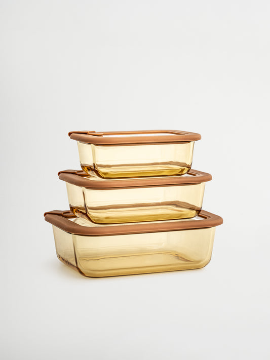 Vetto combines warmth and clarity in a timeless design, made from amber-colored glass with a matching glass lid and refined brown/pink details. Three sizes allow smart organization, from small portions for yogurt or snacks to larger ones for meal prep or leftovers. The lid features a small silicone vent for easy pressure release. Non-toxic, BPA-free, odor- and stain-resistant, leak-proof, durable, and reusable — practical and elegant for mindful food storage.