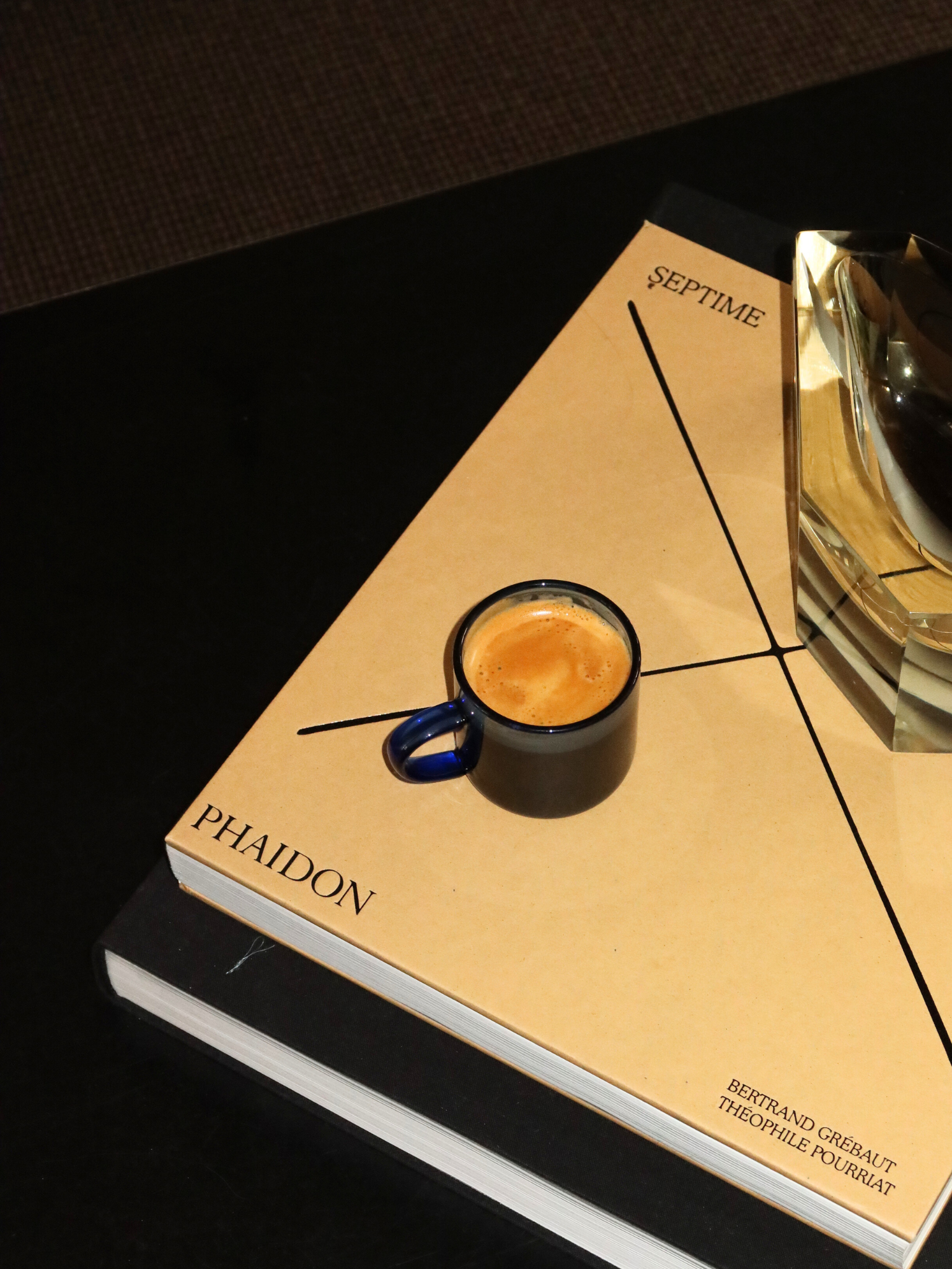 Make every coffee moment special with Glass Jiwoo, featuring a straight design and a convenient handle for comfortable holding. Perfect for enjoying a small espresso break in your own coffee corner. Made from durable, heat-resistant borosilicate glass, Jiwoo is strong enough for daily use while adding a stylish touch to your coffee moments. Sold individually, allowing you to build your collection and create the perfect set of coffee mugs.