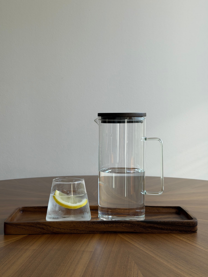 Support en bois foncé pour pots à épices, distributeurs et autres accessoires de cuisine. Amara est un organiseur de cuisine en bois à la fois élégant et pratique, idéal pour garder un plan de travail calme, ordonné et organisé. Sa teinte bois foncé naturelle apporte de la chaleur à votre intérieur et s’intègre parfaitement dans un style minimaliste et intemporel. Idéal pour regrouper et organiser soigneusement les pots à épices, distributeurs de savon et autres essentiels du quotidien.
