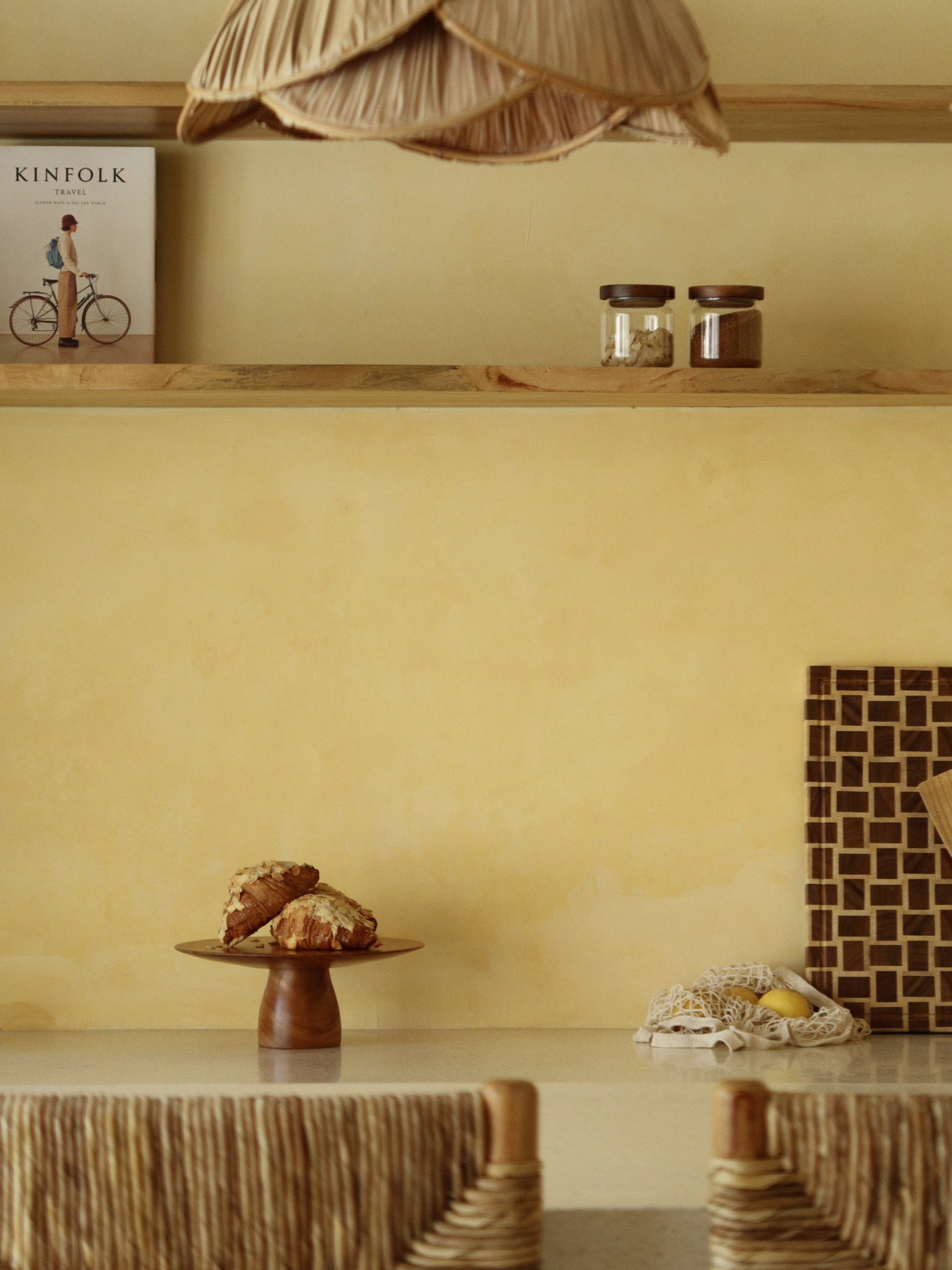 Handgemaakt donker houten taartplateau van bruin hout voor het serveren en presenteren van taarten, gebak en desserts in de keuken of op tafel, ideaal als elegant serveerplateau voor dagelijks gebruik en speciale gelegenheden zoals verjaardagen, high tea en feestelijke diners, met een luxe en tijdloze uitstraling die past in moderne en klassieke interieurs en perfect voor stijlvolle food presentatie en home decor styling.