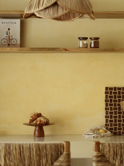 Handgemaakt donker houten taartplateau van bruin hout voor het serveren en presenteren van taarten, gebak en desserts in de keuken of op tafel, ideaal als elegant serveerplateau voor dagelijks gebruik en speciale gelegenheden zoals verjaardagen, high tea en feestelijke diners, met een luxe en tijdloze uitstraling die past in moderne en klassieke interieurs en perfect voor stijlvolle food presentatie en home decor styling.