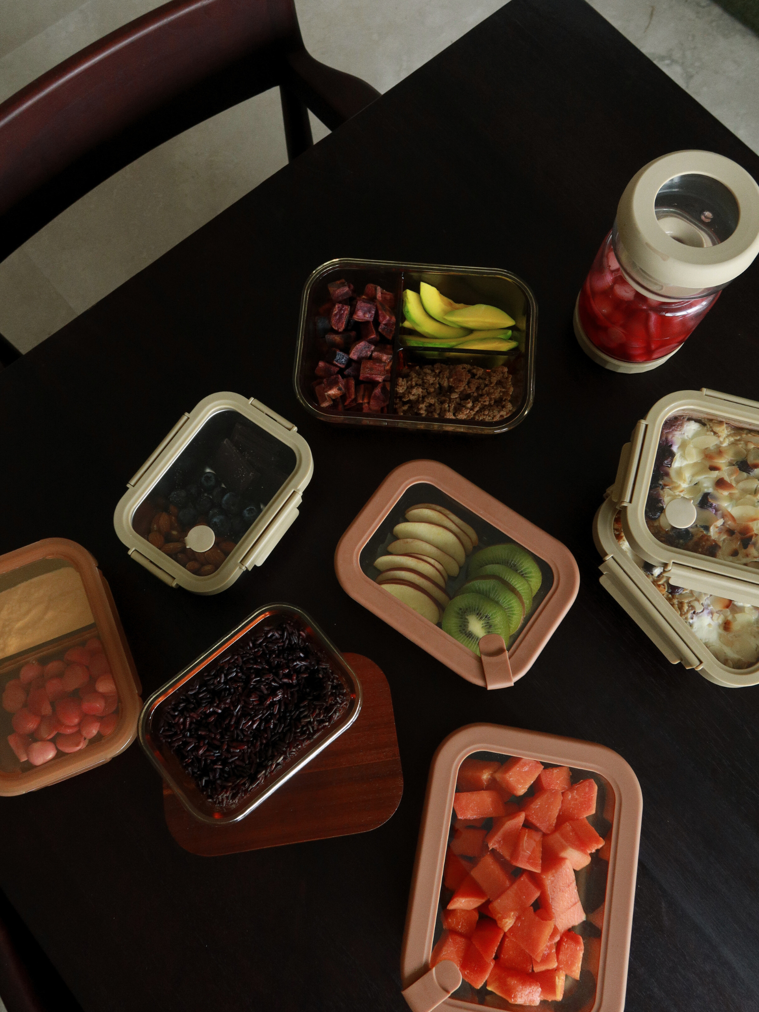 Stilvoll organisiert aufbewahren mit Tamar, gefertigt aus bernsteinfarbenem Glas und ergänzt durch einen Holzdeckel. Funktional und zugleich elegant, ideal für bewusstes Aufbewahren, Erwärmen und Organisieren. In drei Größen erhältlich, wobei die kleinste perfekt für Joghurt, Nüsse oder Snacks ist. Die Glasschale (ohne Deckel) ist ofenfest, sodass Speisen direkt erwärmt werden können. Ein passendes Gummiband sorgt für zusätzlichen Halt des Deckels.
Tamar ist frei von Toxinen, PFAS, BPA und Mikroplastik.