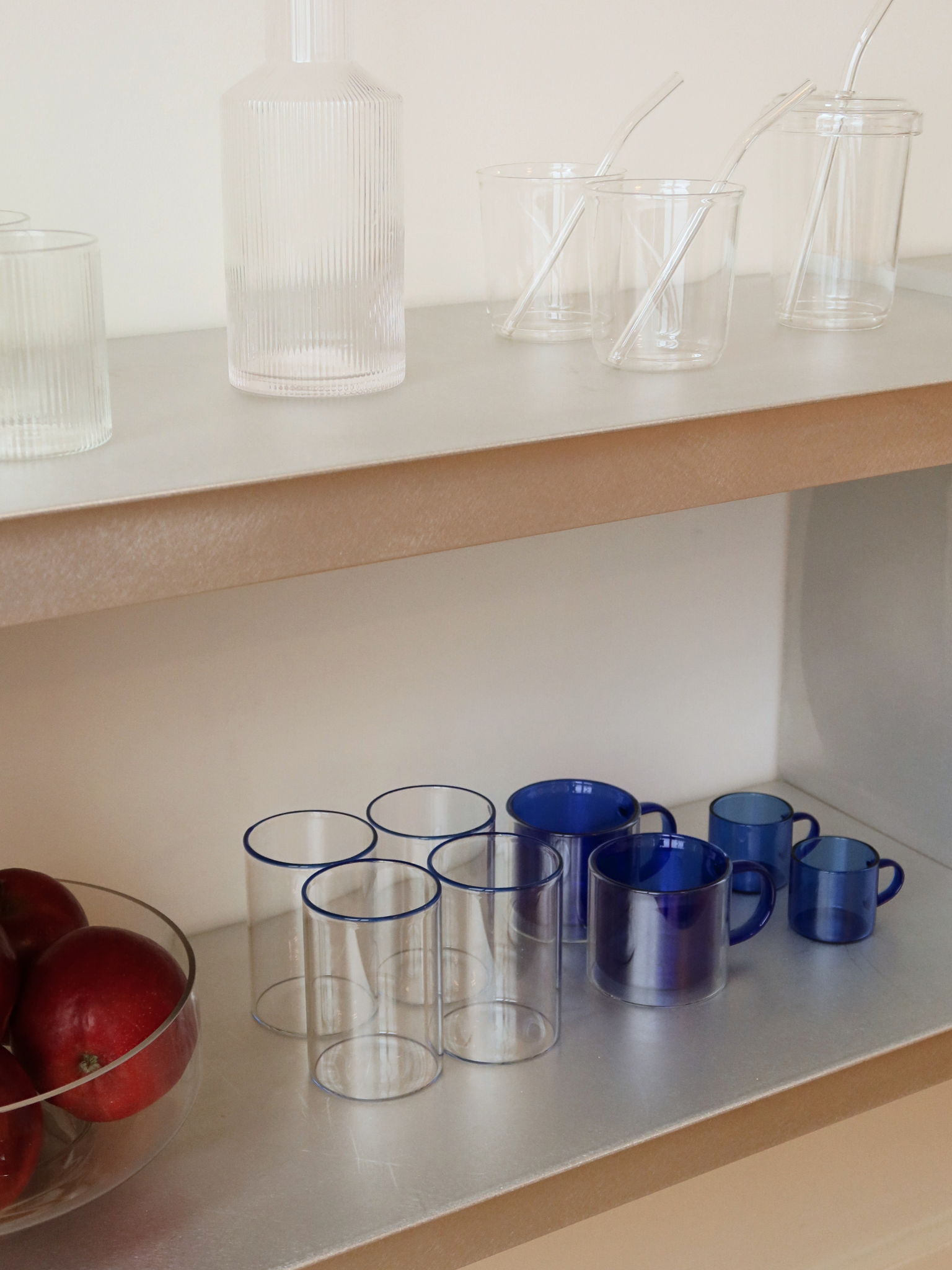 Glass Woojin, une tasse en verre totalement transparente avec un léger bord bleu qui apporte une touche élégante et unique à toute boisson. Parfaite pour les cafés glacés, l’eau, les jus, le matcha ou toute autre boisson rafraîchissante. Fabriquée en verre borosilicaté durable, au design minimaliste, moderne et élégant. Idéale pour des tables esthétiques, une cuisine durable et de la verrerie réutilisable.