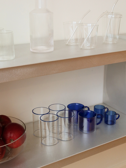 Glass Woojin, une tasse en verre totalement transparente avec un léger bord bleu qui apporte une touche élégante et unique à toute boisson. Parfaite pour les cafés glacés, l’eau, les jus, le matcha ou toute autre boisson rafraîchissante. Fabriquée en verre borosilicaté durable, au design minimaliste, moderne et élégant. Idéale pour des tables esthétiques, une cuisine durable et de la verrerie réutilisable.