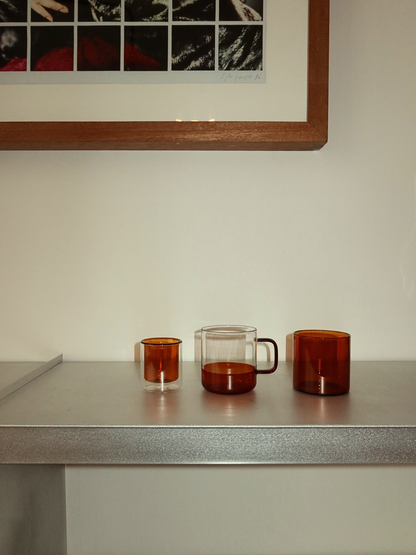 Cognackleurig glas Yume, een elegant koffie- en theeglas dat je koffiemoment een warme en verfijnde uitstraling geeft. De transparante glazen vorm met warme bruine tint zorgt voor een subtiele, bijna dromerige sfeer op tafel. Gemaakt van duurzaam en hittebestendig borosilicaatglas, ideaal voor koffie, thee en andere warme dranken en geschikt voor dagelijks gebruik. Een stijlvol alternatief voor standaard koffiekopjes en mooi te combineren tot een complete set. Los verkrijgbaar.