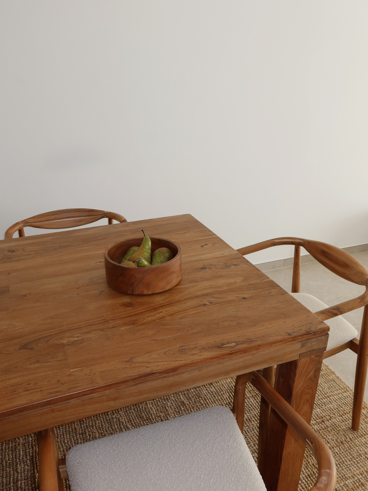 Handmade wooden bowl crafted from sustainable wood in Indonesia, ideal as a wooden fruit bowl, serving bowl or decorative kitchen bowl. The natural wood grain and warm appearance complement a calm, minimalist interior. Perfect for displaying fruit, bread, snacks or other kitchen essentials. A timeless and unique gift for anyone who loves natural materials, sustainable living and beautiful homeware.