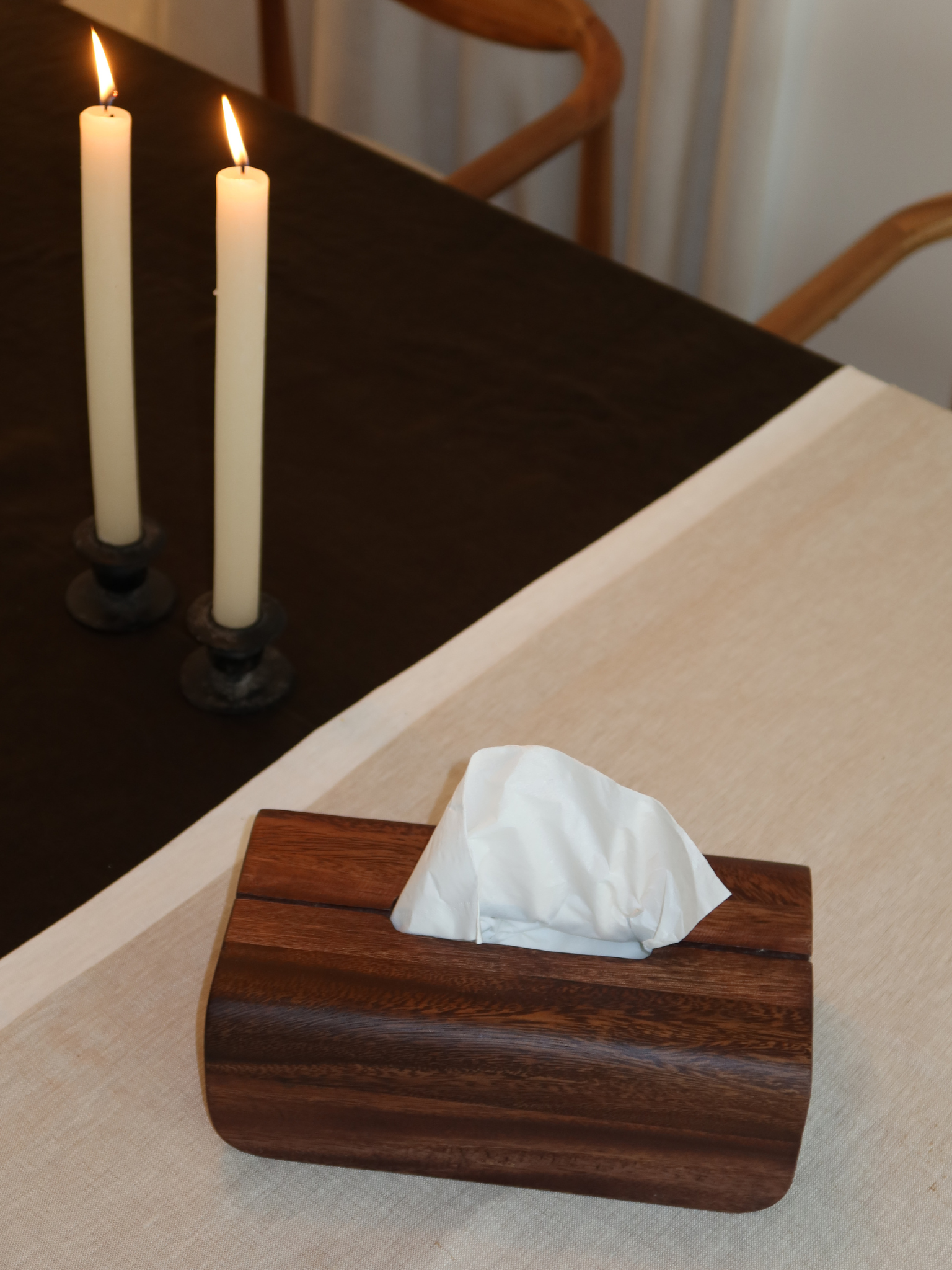 Handgemaakte houten tissuebox van Borneo hout met een warme donkerbruine afwerking. Deze luxe houten tissuehouder heeft een minimalistisch ontwerp met deksel en is ontworpen om tissueboxen netjes en stijlvol op te bergen. Een duurzame en elegante tissue opberger van hout die perfect past in zowel de badkamer als de woonkamer en zorgt voor een rustige, natuurlijke uitstraling. Een stijlvol Borneo hout accessoire dat functionaliteit, vakmanschap en tijdloos design combineert binnen home organizing.