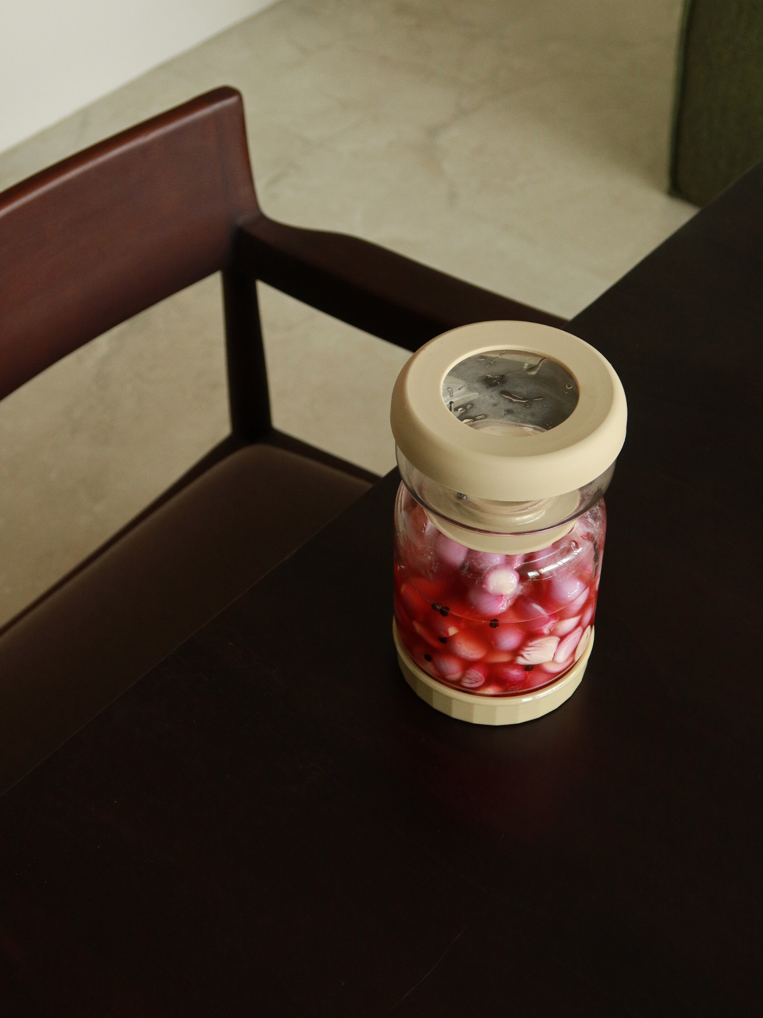 Sauber, schlicht und durchdacht gestaltet. Mit dem Torshi Einmachglas müssen Sie nicht mehr in die Lake greifen oder umständlich nach Gewürzgurken suchen. Der clevere Glaseinsatz ermöglicht es, den Inhalt einfach anzuheben und abtropfen zu lassen — hygienisch und ohne Kleckern.
Die sanfte beige Oberfläche verleiht eine warme Note und sorgt gleichzeitig für optische Ruhe im Kühlschrank. Entwickelt, um Struktur in den Alltag zu bringen, hilft Torshi dabei, eingelegte Lebensmittel ordentlich zu gruppieren und 