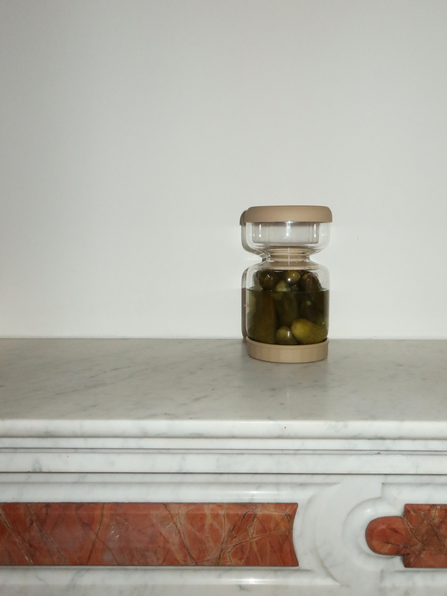 Hygienisch und praktisch: kein Herumstochern mit den Fingern mehr. Mit Torshi müssen Sie nie wieder unbeholfen in das Glas greifen, um Gurken oder andere eingelegte Leckereien herauszuholen. Der Glasbehälter mit sanft-beiger Oberfläche bietet eine saubere, praktische Möglichkeit, Ihre Gurken aufzubewahren und zu servieren, hält den Kühlschrank ordentlich und alles frisch und organisiert. Hergestellt aus hochwertigem, BPA-freiem und ungiftigem Glas, ist Torshi sicher, langlebig und geruchs- sowie fleckenresi