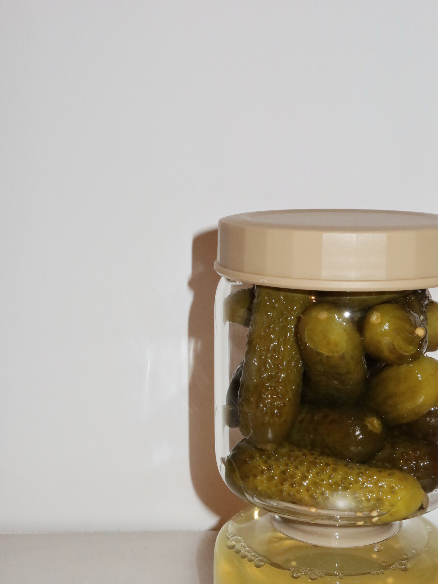 Hygiënisch en praktisch: geen geklooi meer met je vingers. Met Torshi hoef je nooit meer onhandig in het potje te reiken om augurken of andere ingemaakte lekkernijen te pakken. De glazen houder met een zachte beige afwerking biedt een schone en praktische manier om je augurken te bewaren en te serveren, waardoor je koelkast netjes blijft en alles vers en georganiseerd. Gemaakt van hoogwaardig, BPA-vrij en niet-toxisch glas, is Torshi veilig, duurzaam en bestand tegen geuren en vlekken. Gemakkelijk schoon te