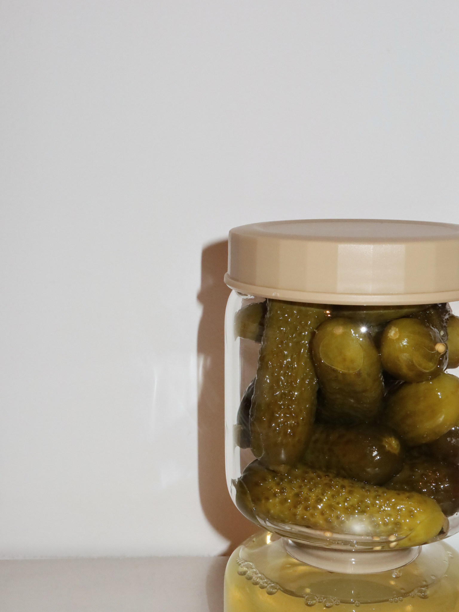 Hygiënisch en praktisch: geen geklooi meer met je vingers. Met Torshi hoef je nooit meer onhandig in het potje te reiken om augurken of andere ingemaakte lekkernijen te pakken. De glazen houder met een zachte beige afwerking biedt een schone en praktische manier om je augurken te bewaren en te serveren, waardoor je koelkast netjes blijft en alles vers en georganiseerd. Gemaakt van hoogwaardig, BPA-vrij en niet-toxisch glas, is Torshi veilig, duurzaam en bestand tegen geuren en vlekken. Gemakkelijk schoon te