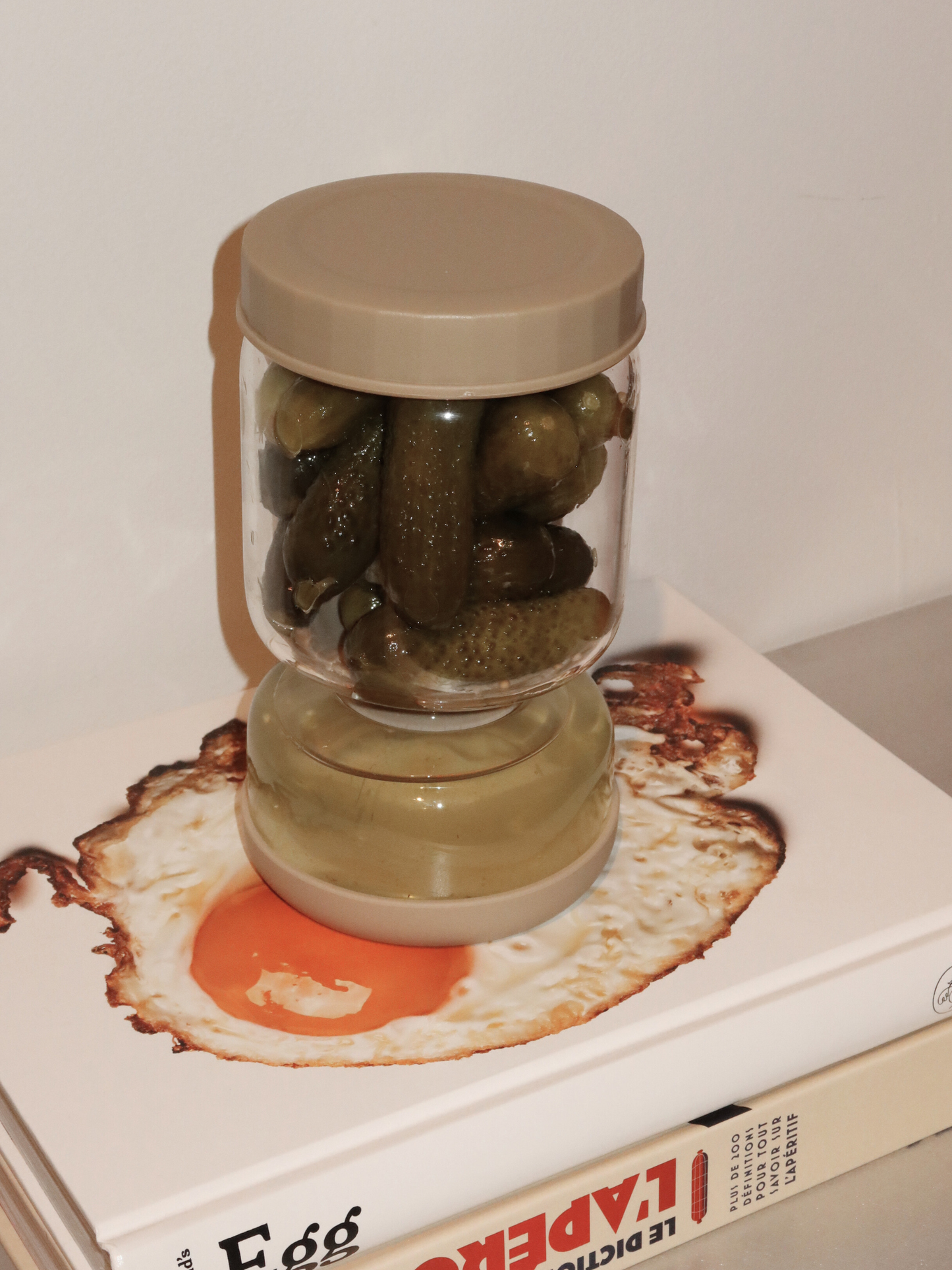 Hygiënisch en praktisch: geen geklooi meer met je vingers. Met Torshi hoef je nooit meer onhandig in het potje te reiken om augurken of andere ingemaakte lekkernijen te pakken. De glazen houder met een zachte beige afwerking biedt een schone en praktische manier om je augurken te bewaren en te serveren, waardoor je koelkast netjes blijft en alles vers en georganiseerd. Gemaakt van hoogwaardig, BPA-vrij en niet-toxisch glas, is Torshi veilig, duurzaam en bestand tegen geuren en vlekken. Gemakkelijk schoon te