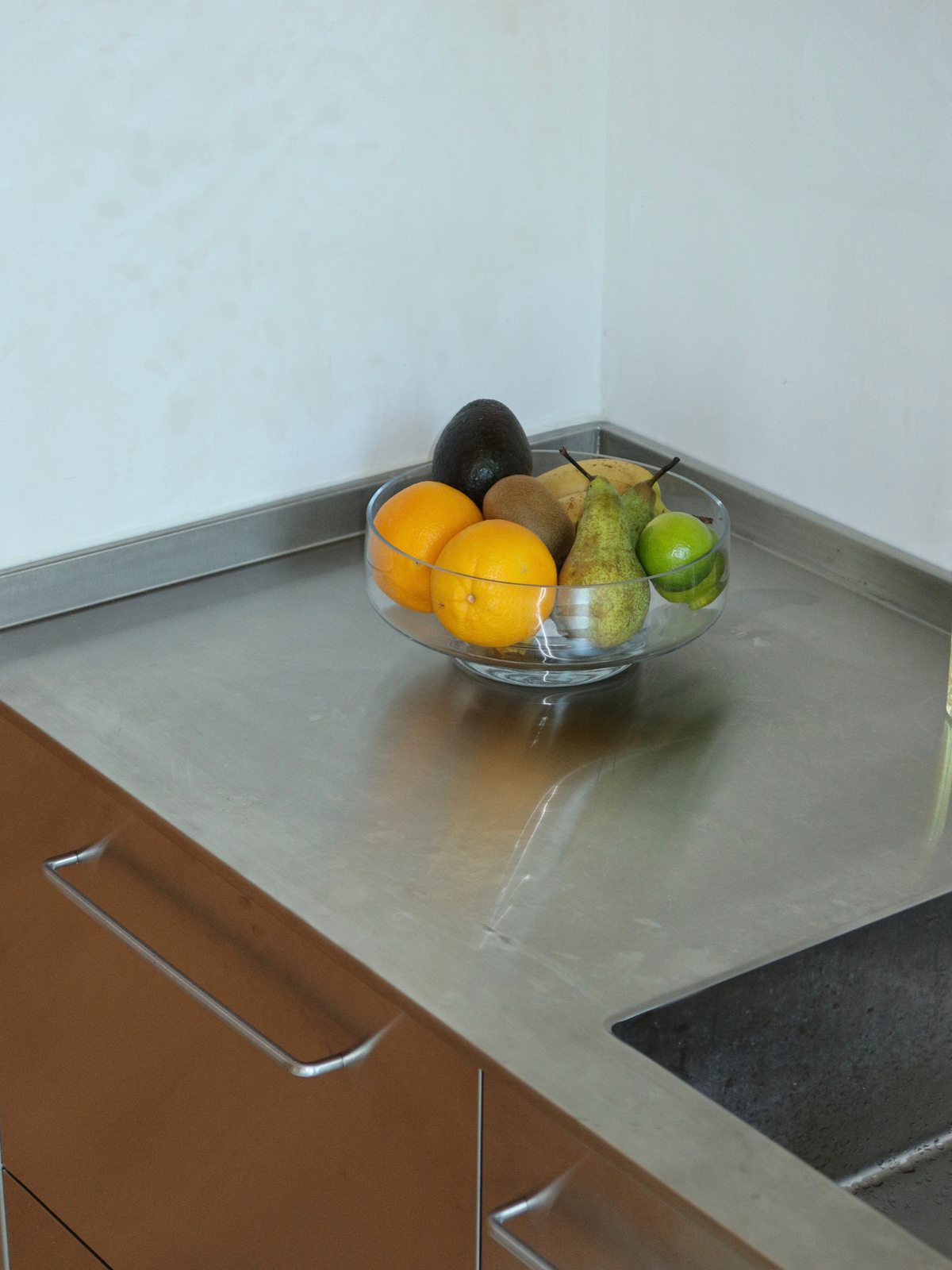 Transparante glazen fruitschaal Shin, een ruime en elegante fruitschaal van helder borosilicaatglas. Het transparante glas laat kleurrijk fruit prachtig uitkomen, terwijl de zachte ronde vormen en het minimalistische ontwerp zorgen voor een stijlvolle uitstraling op tafel of in de keuken. Gemaakt van sterk en lichtgewicht glas, zonder plastic, en ideaal voor het bewaren en presenteren van fruit. Een tijdloos woonaccessoire en mooi cadeau voor liefhebbers van minimalistisch design.