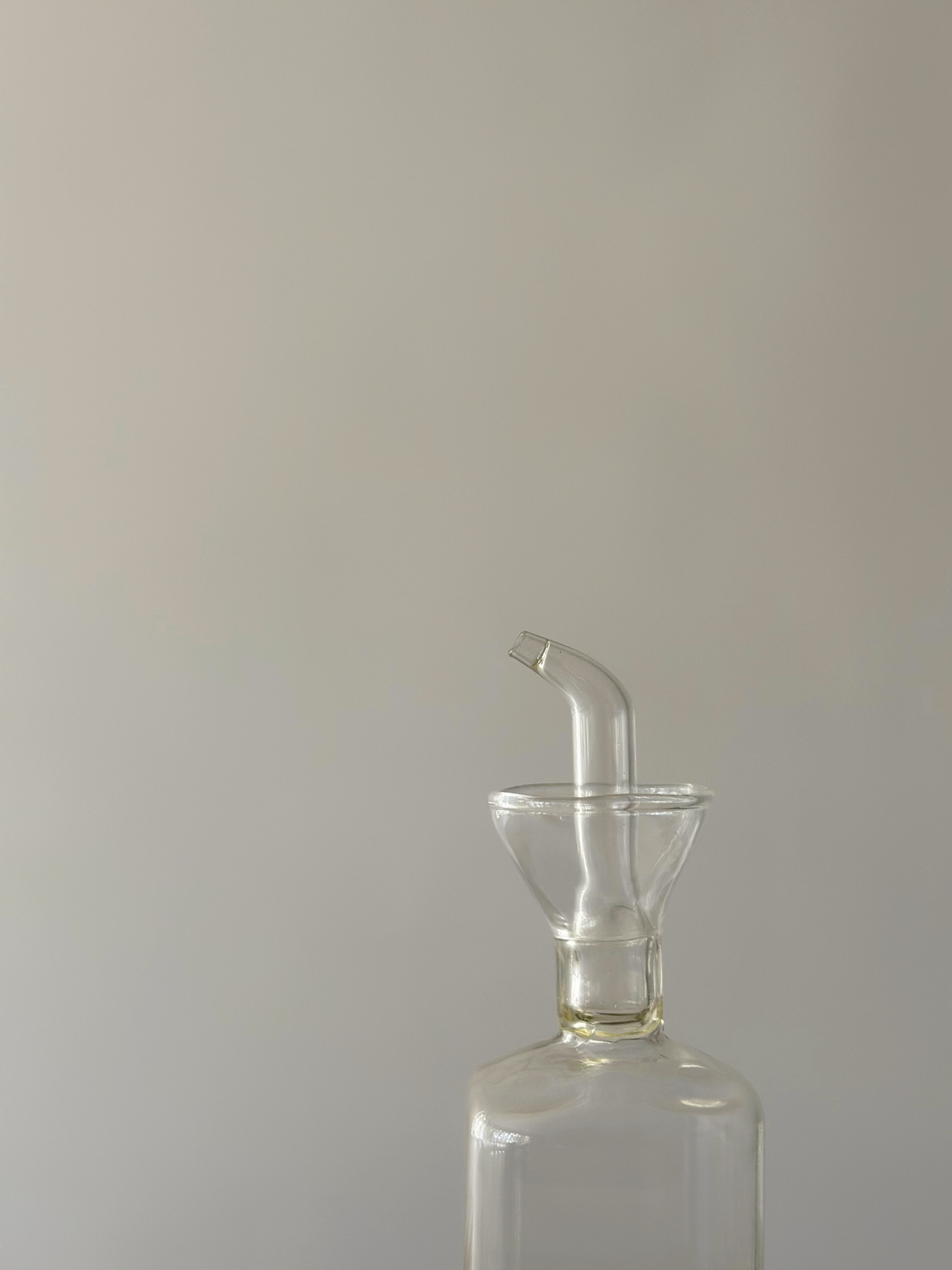 Transparante olie- en azijndispenser Vivi, een stijlvolle glazen set van twee flessen voor olie, azijn en andere vloeibare smaakmakers. Het transparante design maakt het eenvoudig om de inhoud te herkennen en past mooi in een georganiseerde, minimalistische keuken. Ideaal voor olijfolie, balsamicoazijn, dressings en sauzen, zowel tijdens het koken als op tafel. Bijpassende labels voor ‘Oil’ en ‘Vinegar’ zijn apart verkrijgbaar voor een extra georganiseerde uitstraling.