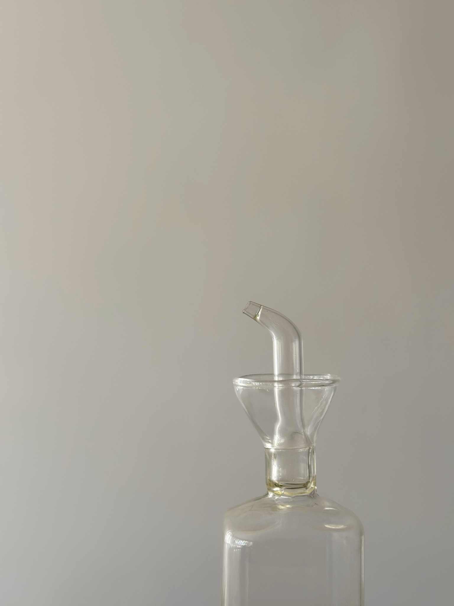 Transparante olie- en azijndispenser Vivi, een stijlvolle glazen set van twee flessen voor olie, azijn en andere vloeibare smaakmakers. Het transparante design maakt het eenvoudig om de inhoud te herkennen en past mooi in een georganiseerde, minimalistische keuken. Ideaal voor olijfolie, balsamicoazijn, dressings en sauzen, zowel tijdens het koken als op tafel. Bijpassende labels voor ‘Oil’ en ‘Vinegar’ zijn apart verkrijgbaar voor een extra georganiseerde uitstraling.