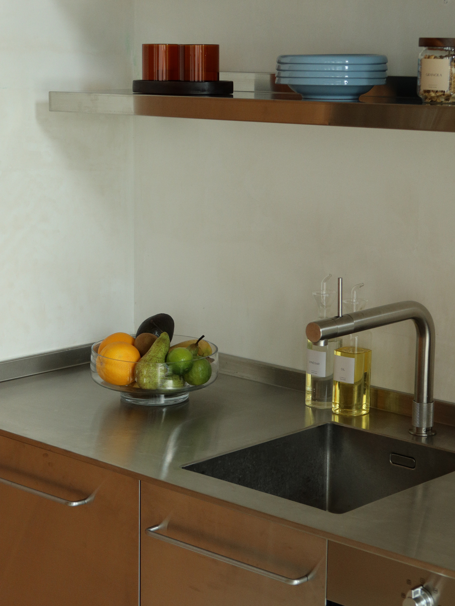 Transparent glass fruit bowl Shin, a spacious and elegant large fruit bowl made from clear borosilicate glass. The crystal-clear glass beautifully showcases colorful fruit such as apples, oranges and lemons, creating a fresh and stylish display on your dining table or kitchen counter. With its soft, rounded shape and minimalist design, this large glass bowl is both practical for storing and displaying fruit and a beautiful decorative object for a modern home. Made from durable, borosilicate glass. 