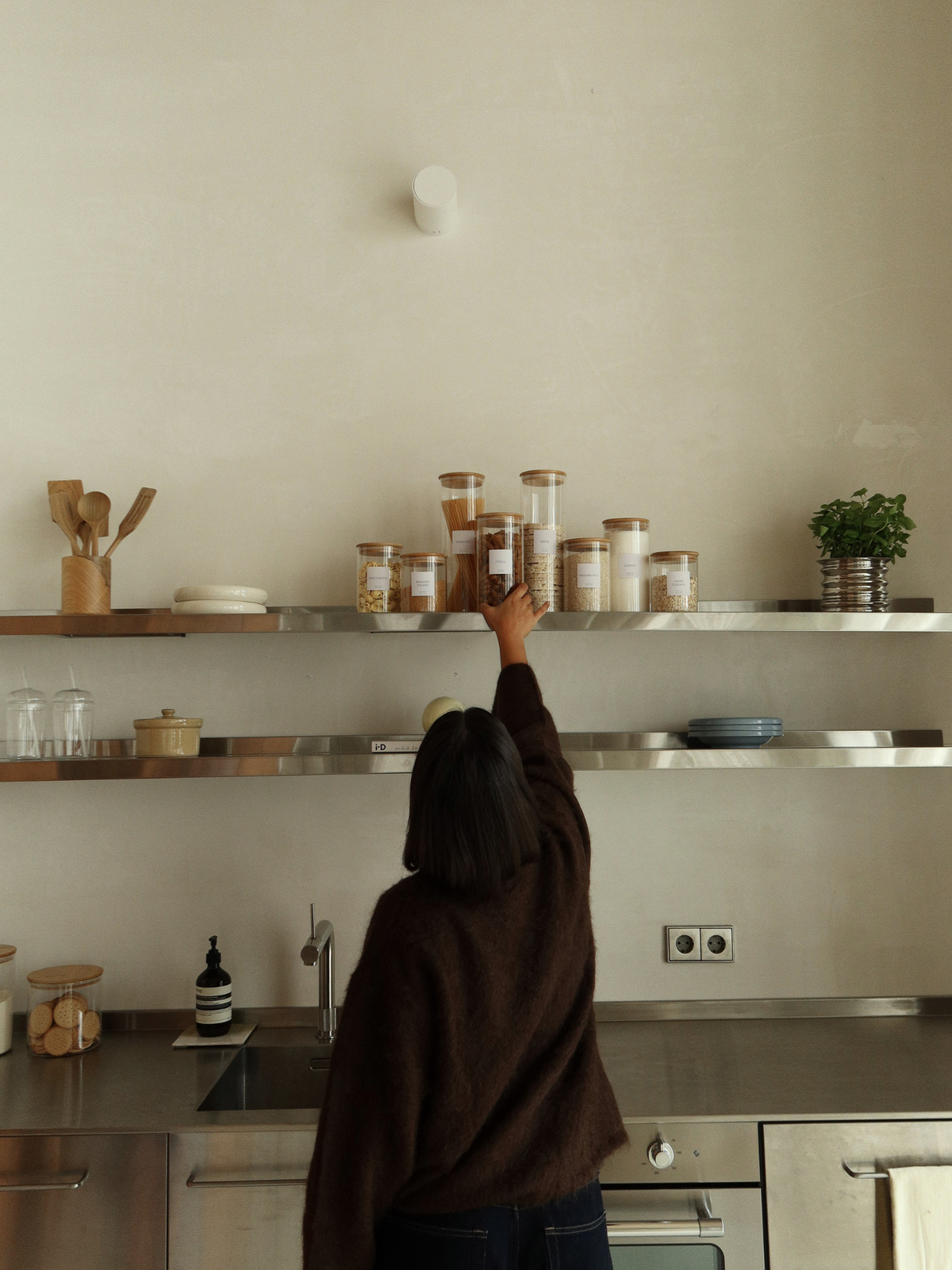 Runde Vorratsgläser mit natürlichen Bambusdeckeln, erhältlich in vier Größen für eine stilvoll organisierte und minimalistische Pantry. Diese plastikfreien Vorratsbehälter eignen sich ideal zur luftdichten Aufbewahrung von Reis, Pasta, Mehl, Granola, Nüssen, Kaffee und anderen trockenen Lebensmitteln. Das transparente Glas macht den Inhalt leicht erkennbar, während der natürliche Bambusdeckel für eine warme und zeitlose Optik sorgt. Perfekt als Pantry-Gläser, Vorratsbehälter, Aufbewahrungsgläser oder Küchen