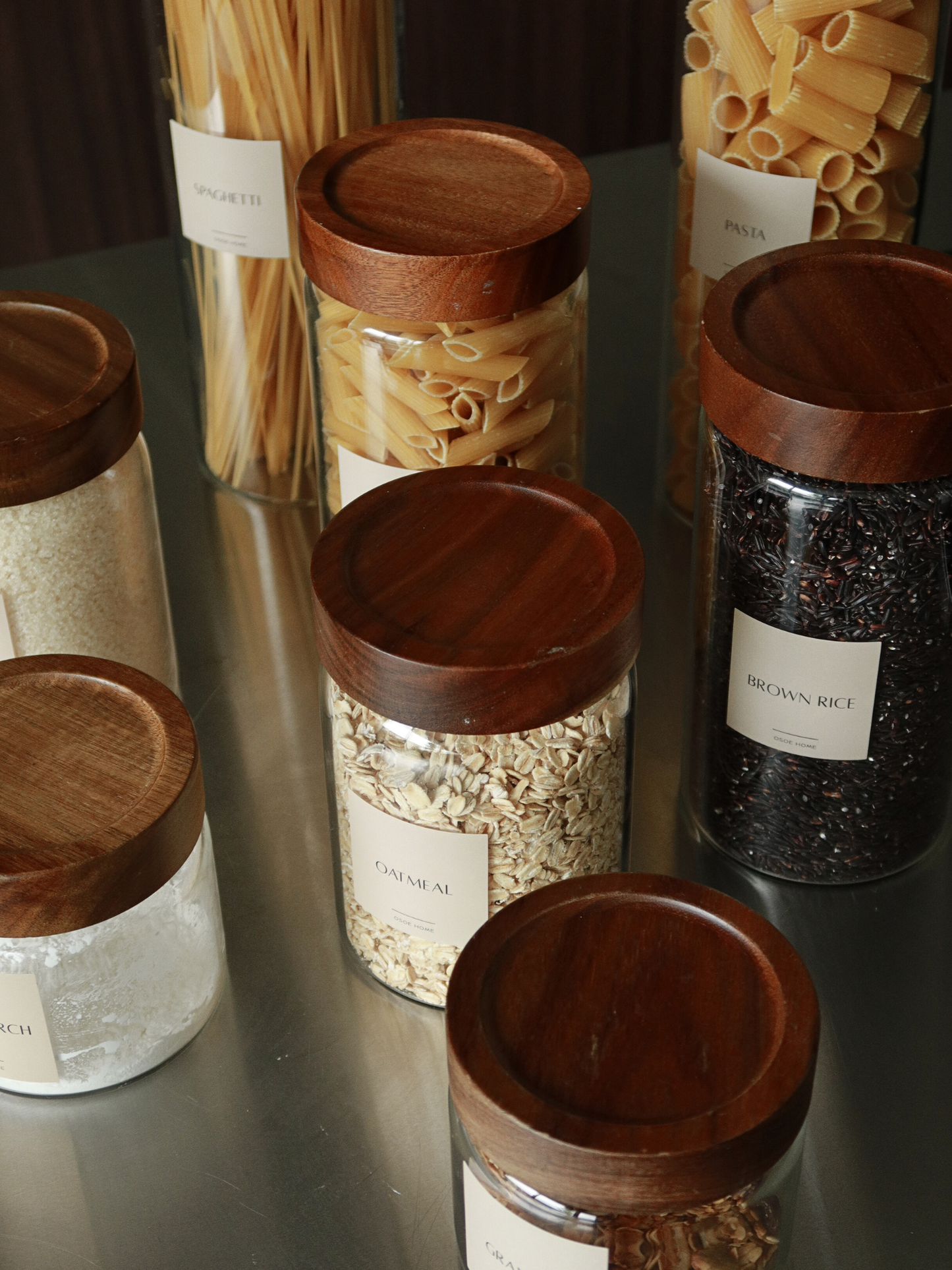 Extra Stabilität und Funktionalität mit Vorratsglas Nara, einem eleganten und besonders robusten Glasbehälter mit Schraubdeckel aus Akazienholz. Das zeitlose, minimalistische Design fügt sich harmonisch in jede Küchenumgebung ein, während die natürlichen Materialien eine klare und luxuriöse Ausstrahlung verleihen. Gefertigt aus dickem, langlebigem transparentem Glas und ausgestattet mit einem 100 % luftdichten Schraubdeckel, hält dieses Glas Pasta, Reis, Kaffee oder andere trockene Lebensmittel langfristig 