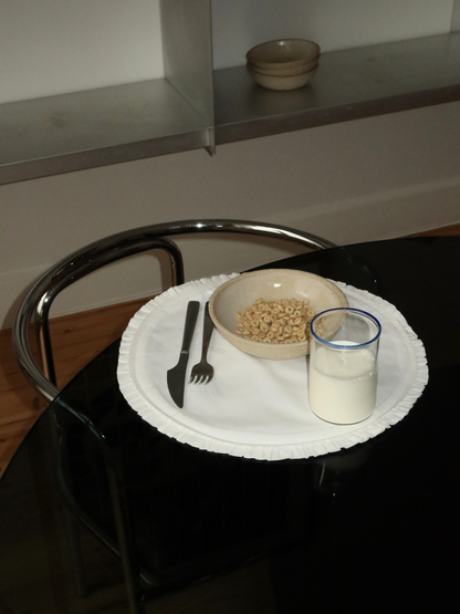 Glass Woojin, ein vollständig transparenter Glask Becher mit einem dezenten blauen Rand, der jedem Getränk einen stilvollen und einzigartigen Akzent verleiht. Perfekt für Eiskaffee, Wasser, Säfte, Matcha oder andere erfrischende Getränke. Hergestellt aus langlebigem Borosilikatglas mit einem minimalistischen, modernen und eleganten Design. Ideal für ästhetische Tischdekorationen, nachhaltiges Küchenzubehör und wiederverwendbares Glasgeschirr.