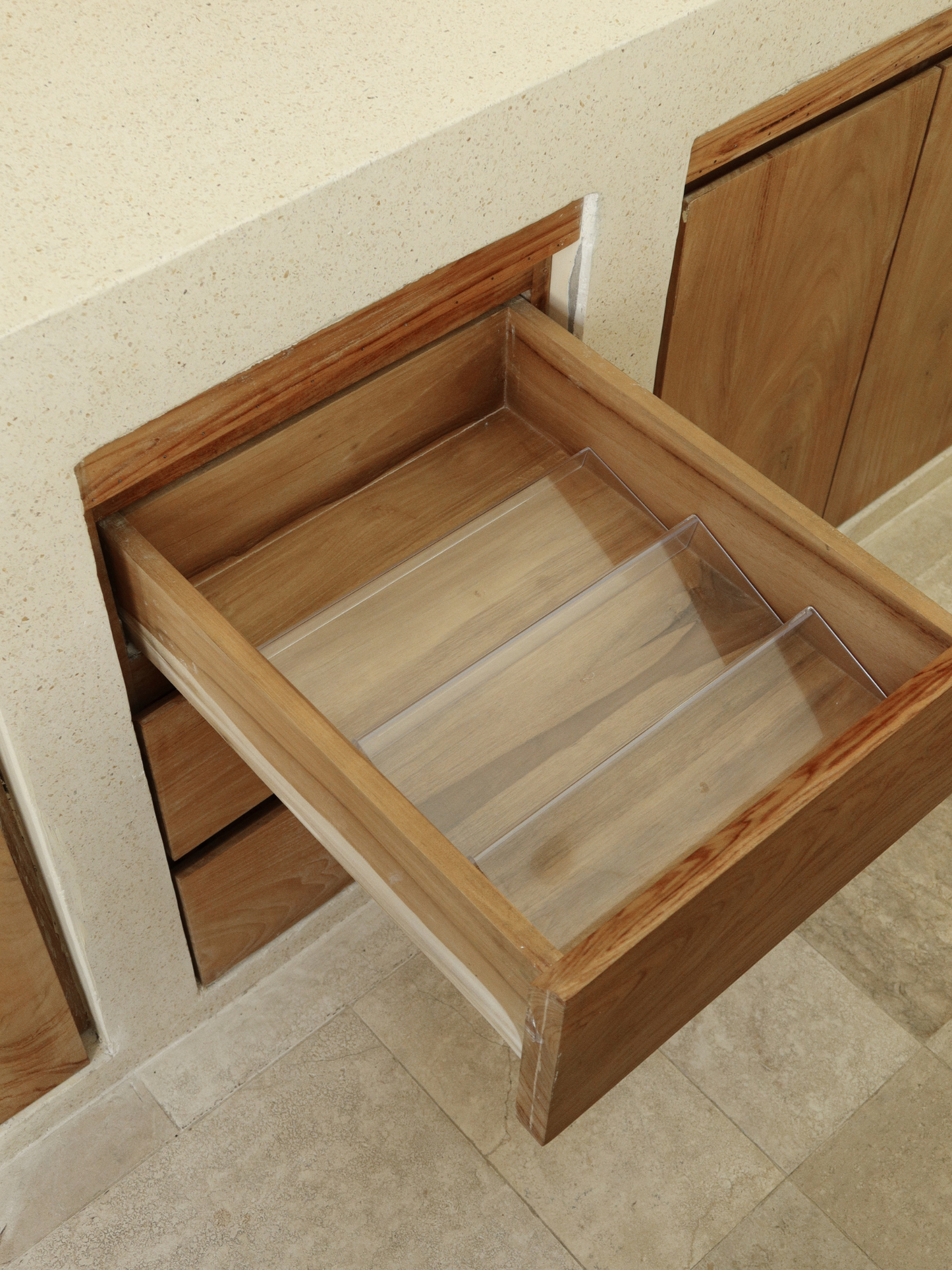 Transparentes Acryl-Gewürzregal Ayla zur organisierten Aufbewahrung von bis zu 15 Osoe Home Gewürzgläsern in der Küchenschublade, hergestellt aus robustem klarem Acryl mit minimalistischem und platzsparendem Design, das perfekt in moderne Küchen passt, ideal für organisierte Gewürzaufbewahrung, Schubladenorganisation und eine ruhige aufgeräumte Küchenästhetik mit schnellem Zugriff auf Kräuter und Gewürze beim Kochen, während gleichzeitig ein luxuriöser und perfekt organisierter Pantry-Look in der Küche.