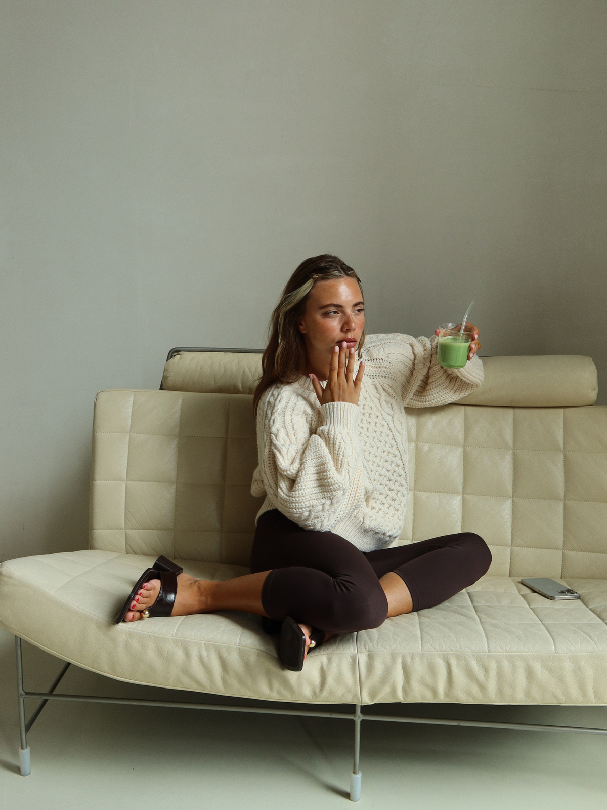 Ästhetischer Trinkbecher aus robustem Borosilikatglas, inspiriert vom klassischen Plastikbecher und als stilvolle, wiederverwendbare Alternative konzipiert. Perfekt für Eiskaffee, Iced Matcha, Smoothies und andere erfrischende Getränke. Das minimalistische Design verleiht deinen täglichen Trinkmomenten eine moderne Note und passt perfekt in eine stilvolle Kaffee- oder Teeecke. Ein nachhaltiger Glasbecher für zu Hause und alle, die bewusste und ästhetische Küchenaccessoires lieben.
