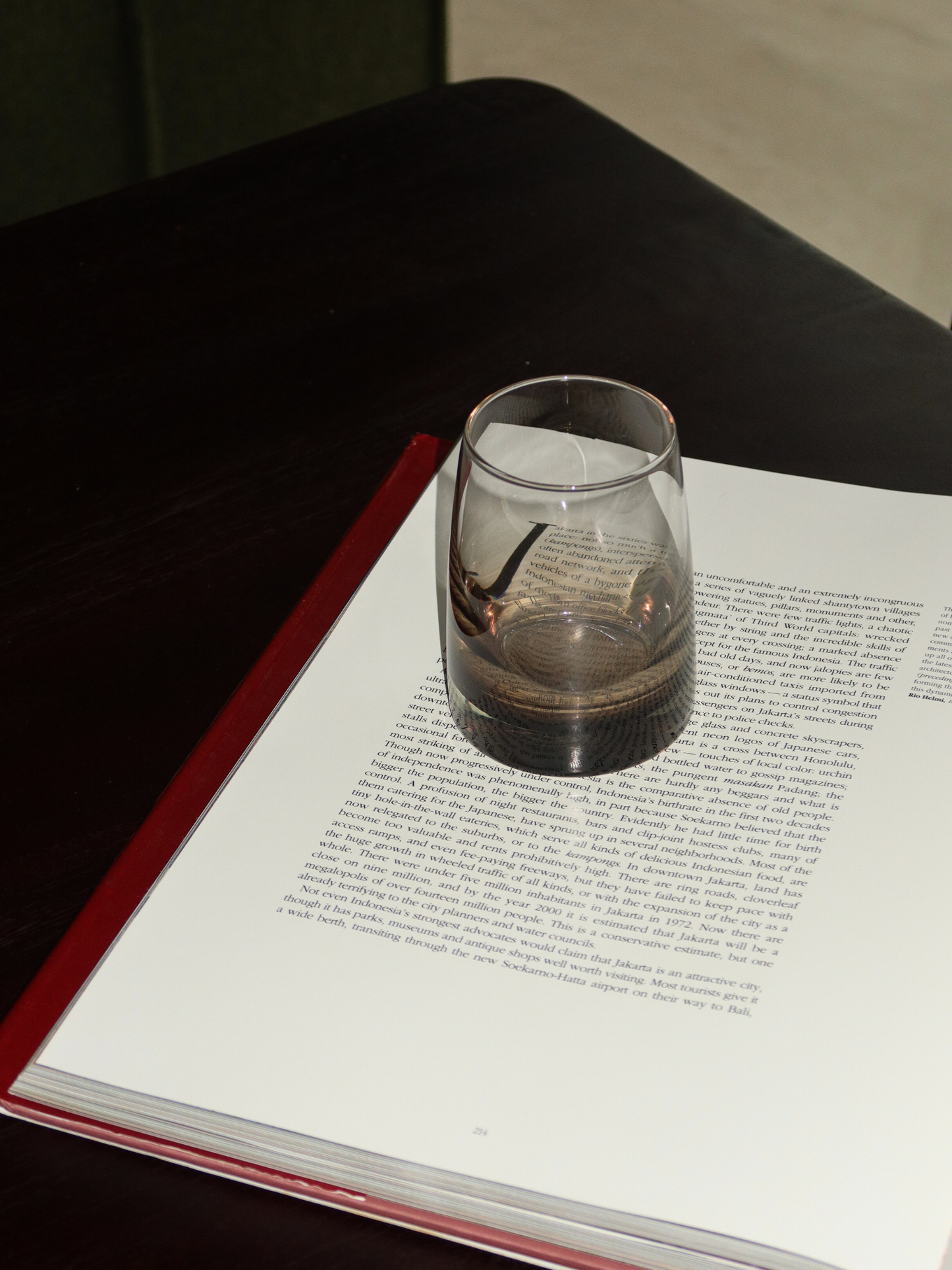 Tumbler glas Izzah met elegant ombre-effect van donkerbruin naar transparant glas, perfect om water, sap of andere verfrissende dranken stijlvol te serveren. Het minimalistische, slanke ontwerp geeft een verfijnde, restaurantachtige sfeer aan je tafel of koffiecorner. Gemaakt van duurzaam, herbruikbaar glas en ideaal voor esthetische drinkware, moderne keukens en stijlvolle tafeldecoratie.