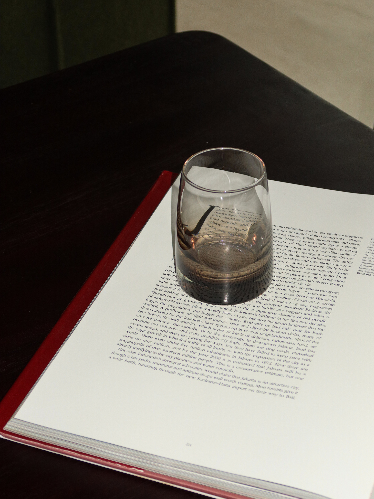 Tumbler glas Izzah met elegant ombre-effect van donkerbruin naar transparant glas, perfect om water, sap of andere verfrissende dranken stijlvol te serveren. Het minimalistische, slanke ontwerp geeft een verfijnde, restaurantachtige sfeer aan je tafel of koffiecorner. Gemaakt van duurzaam, herbruikbaar glas en ideaal voor esthetische drinkware, moderne keukens en stijlvolle tafeldecoratie.