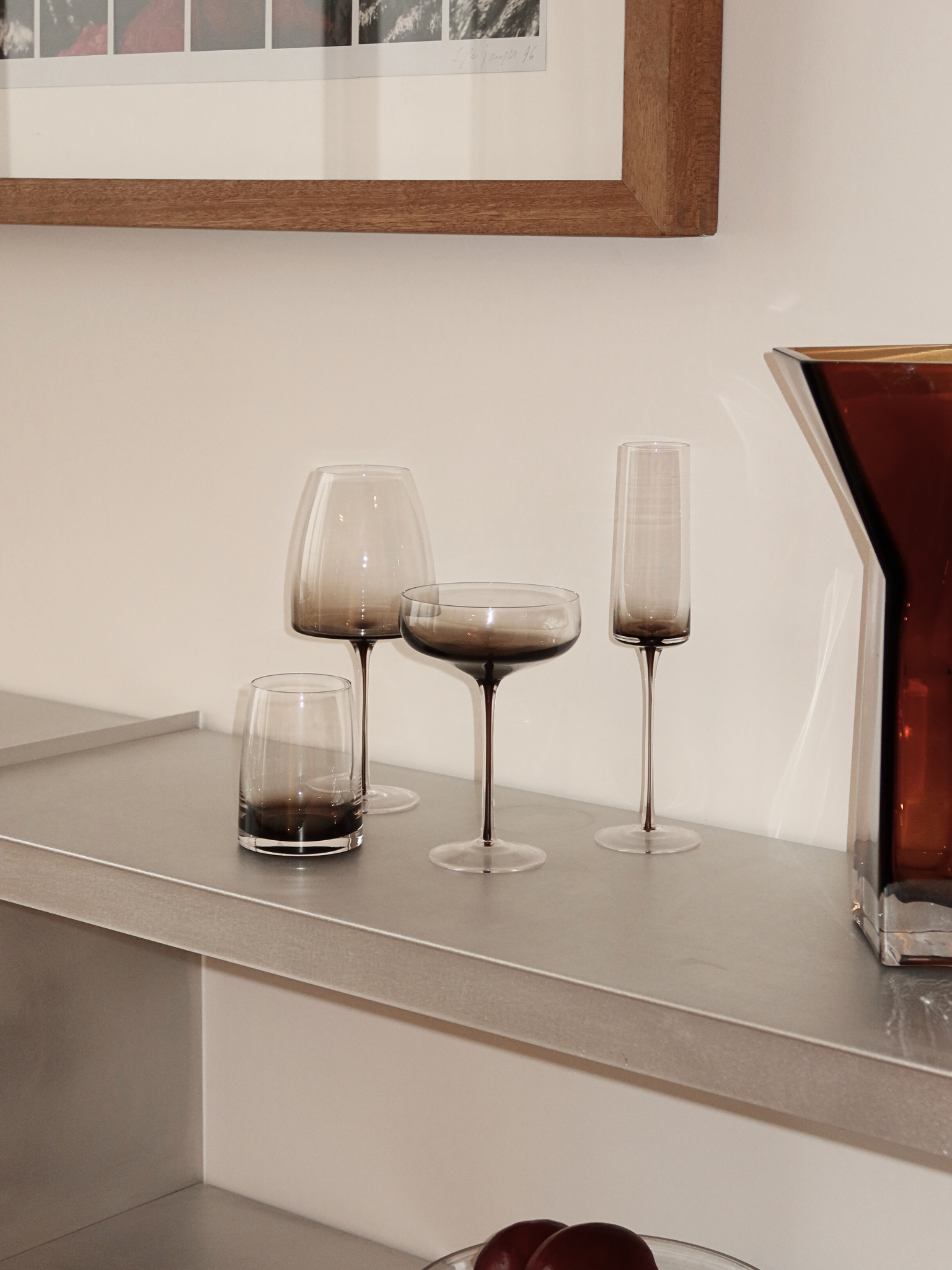 Tumbler glas Izzah met elegant ombre-effect van donkerbruin naar transparant glas, perfect om water, sap of andere verfrissende dranken stijlvol te serveren. Het minimalistische, slanke ontwerp geeft een verfijnde, restaurantachtige sfeer aan je tafel of koffiecorner. Gemaakt van duurzaam, herbruikbaar glas en ideaal voor esthetische drinkware, moderne keukens en stijlvolle tafeldecoratie.